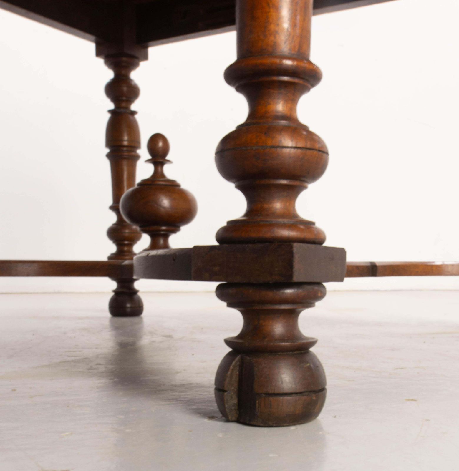 Mobilier Table carrée en chêne de style Louis XIII à entretoise en X, fin du XIXe siècle photo