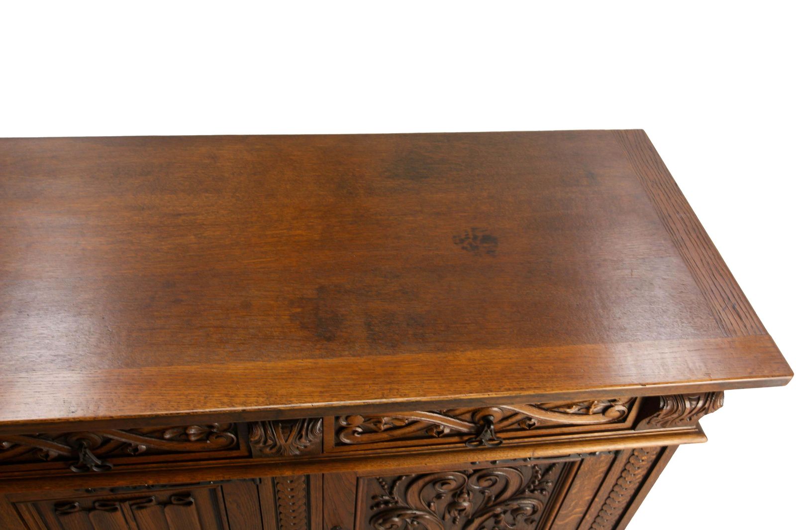 Grand buffet espagnol en chêne sculpté de style néo-Renaissance, vers 1950 photo vinterior