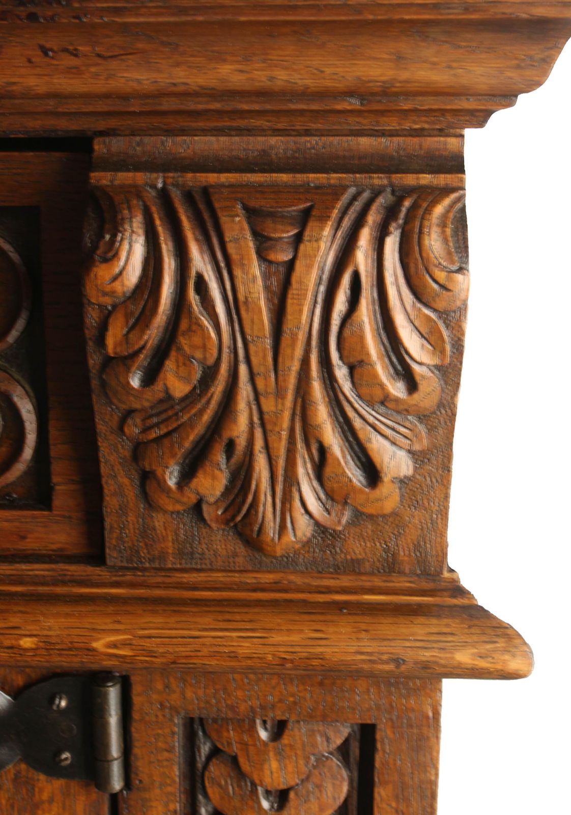 Grand buffet espagnol en chêne sculpté de style néo-Renaissance, vers 1950 photo vintage