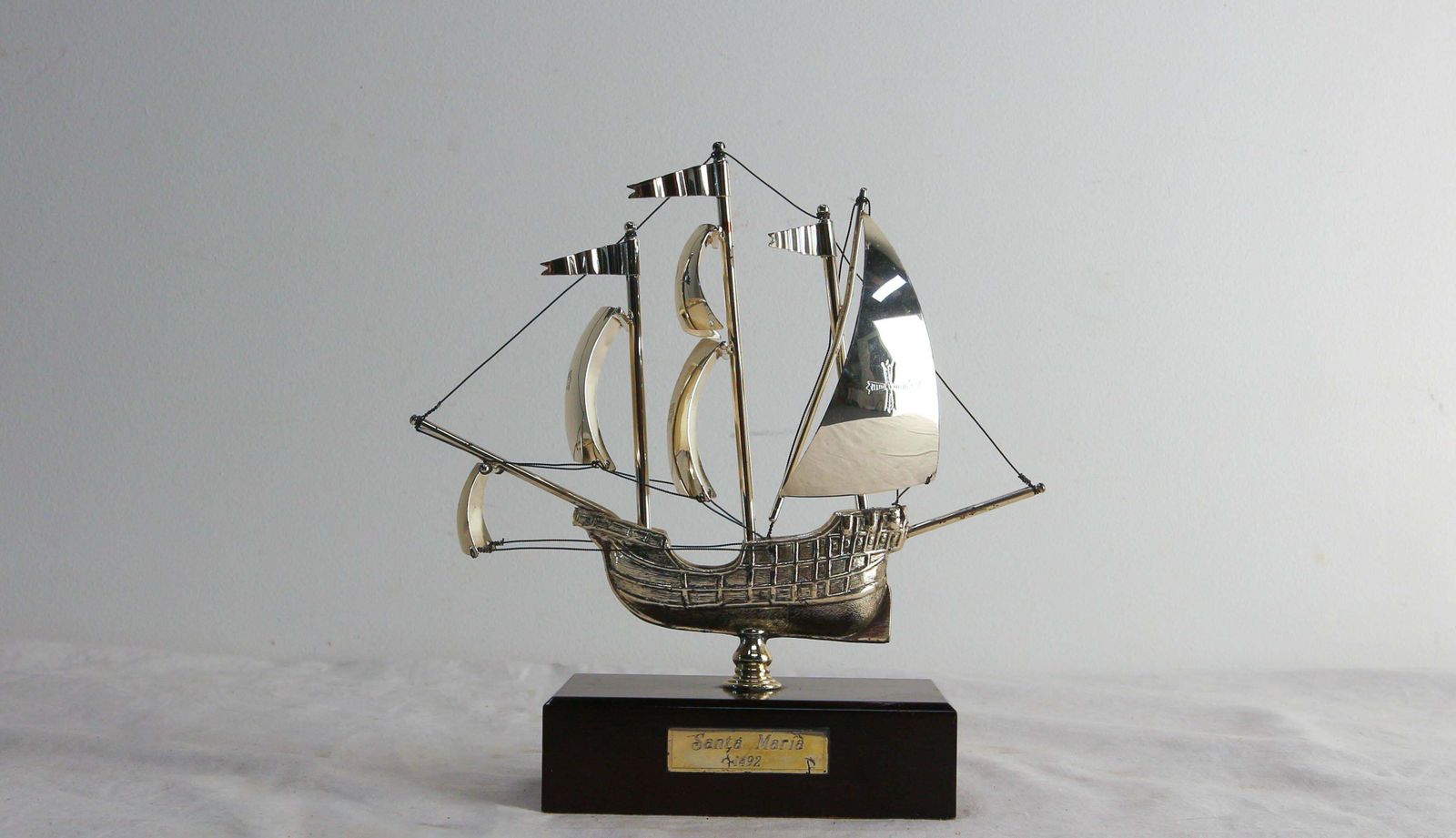 Maquette décorative française de bateau en argent sur socle, vers 1980 photo for sale