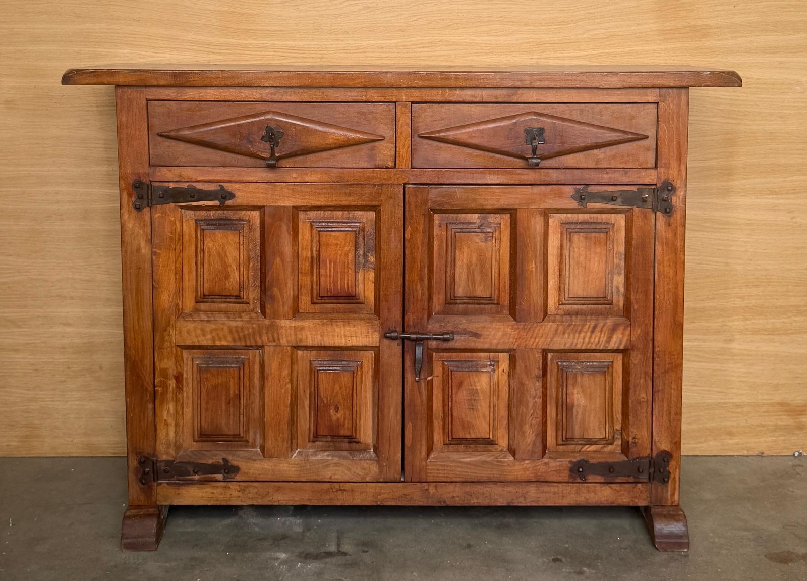 Buffet rustique d'époque espagnol en bois massif, avec tiroirs et portes photo furniture