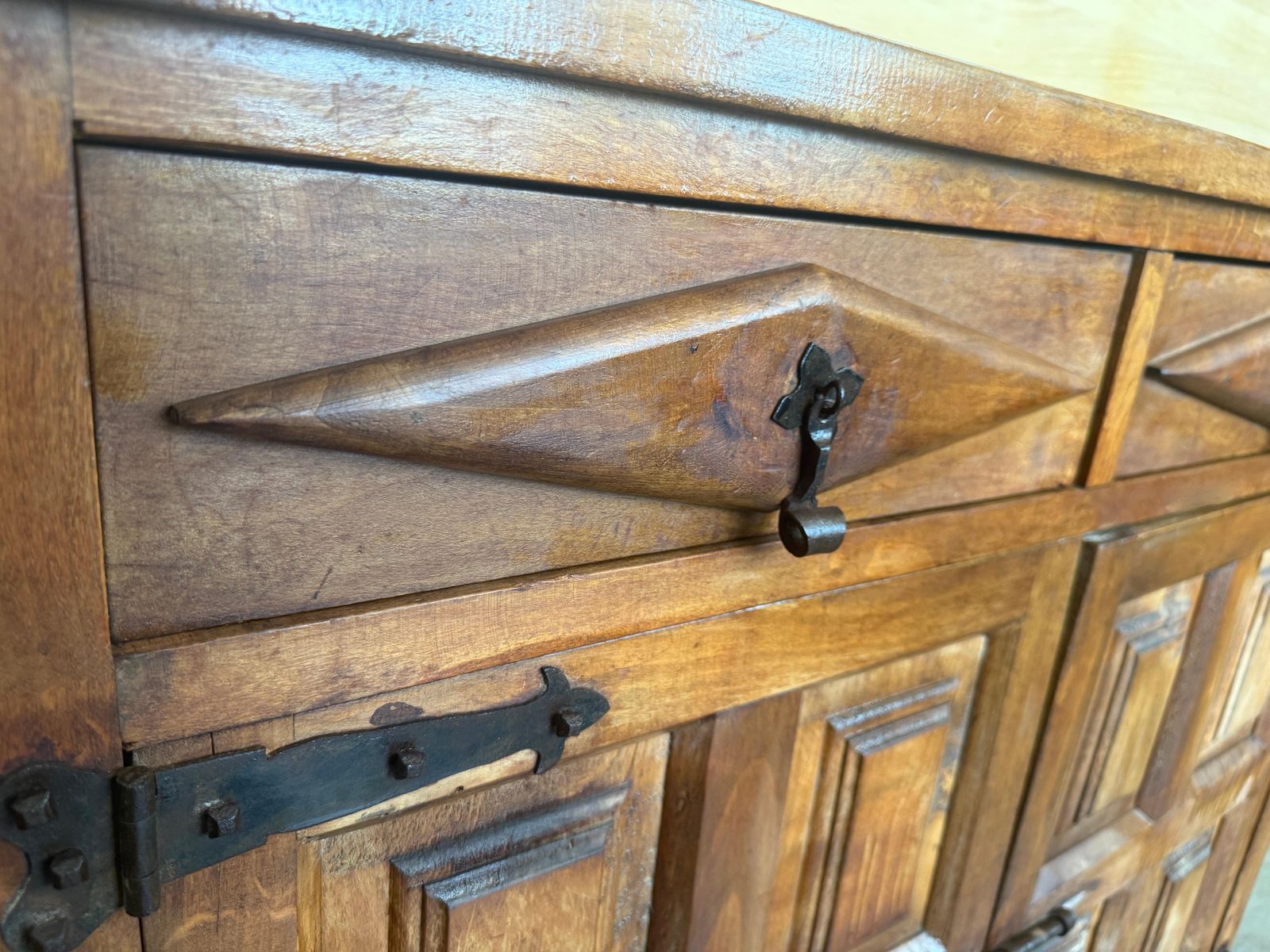 Buffet rustique d'époque espagnol en bois massif, avec tiroirs et portes photo 2734.0