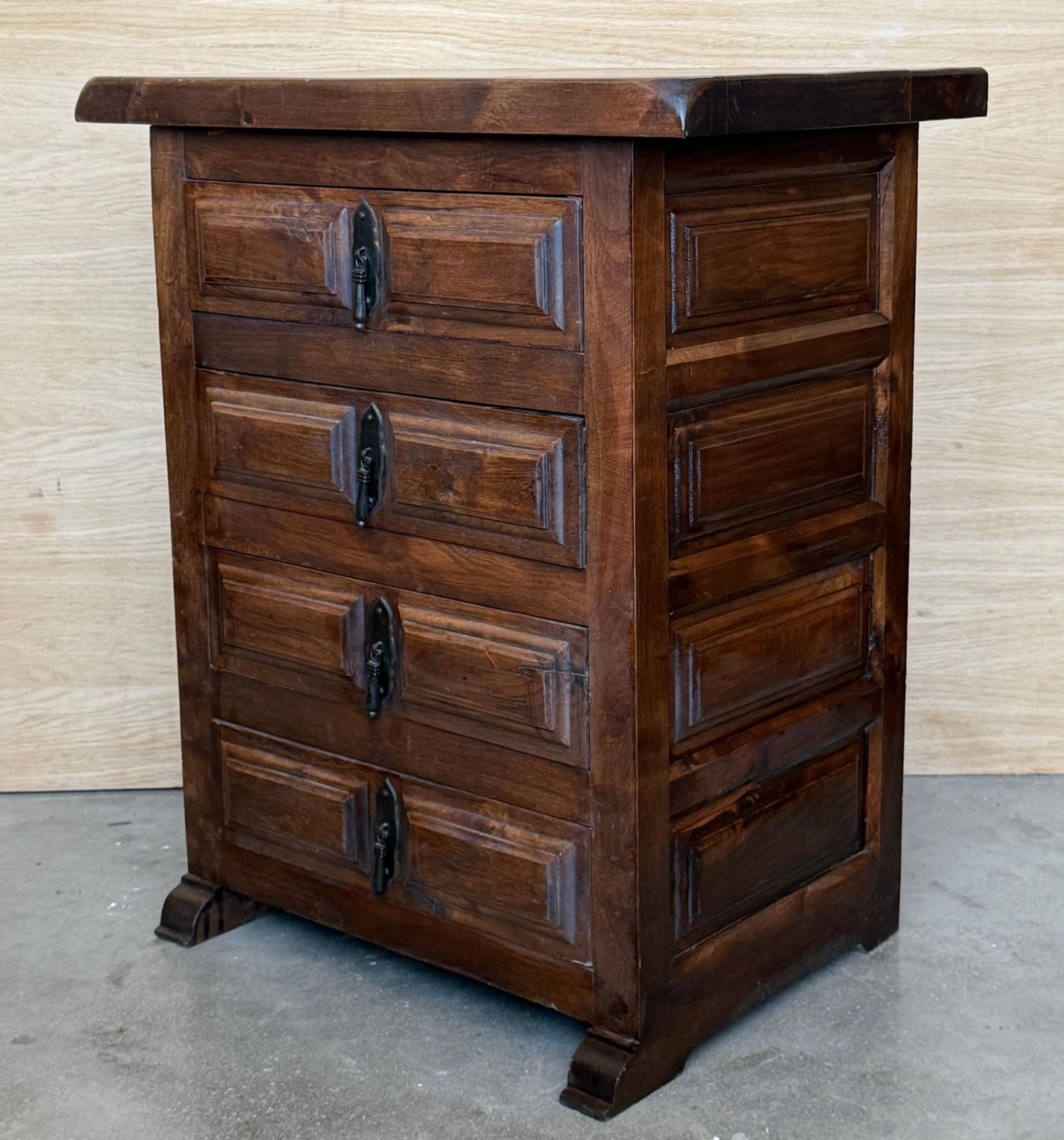 Commode espagnole d'époque en noyer à quatre tiroirs et ferrures en fer photo furniture