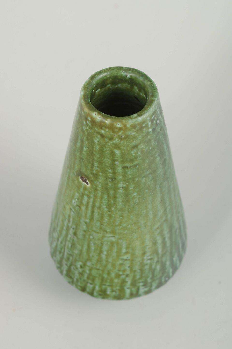 Vase en grès Nymølle, glaçure verte coulante, par Gunnar Nylund, Danemark photo for sale