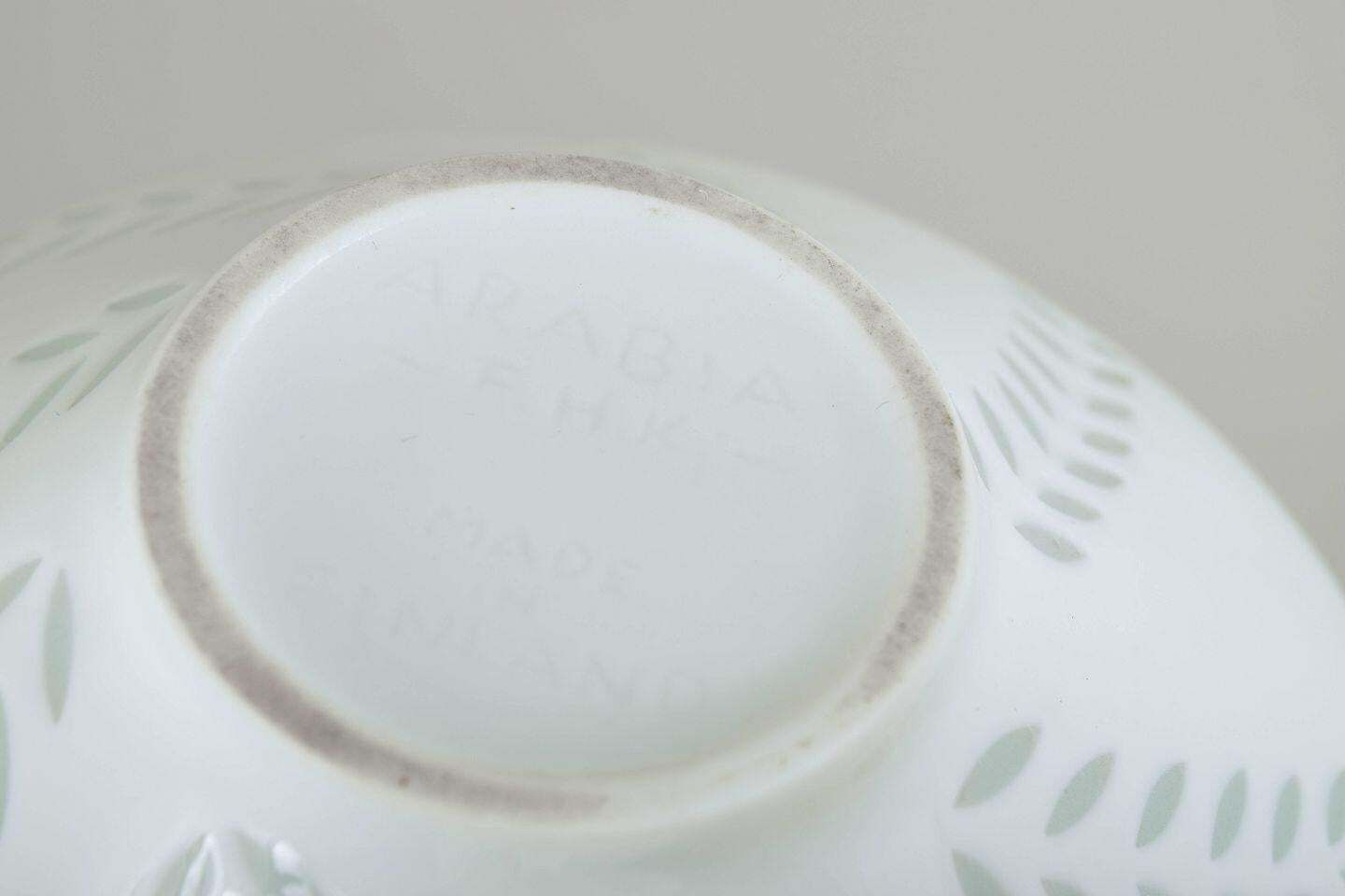 Friedl Holzer Kjellberg, Arabia. Grote schaal in wit porselein met bladmotief. photo Woonaccessoires