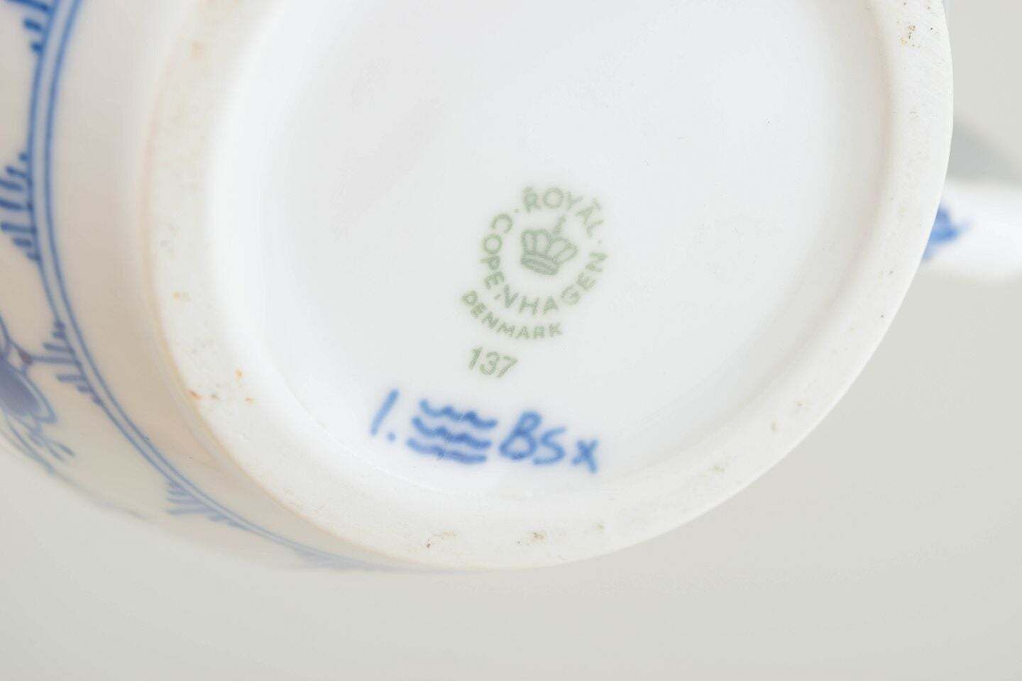 Royal Copenhagen. Blue Fluted Plain theepot in porselein, eind 20e eeuw. photo for sale