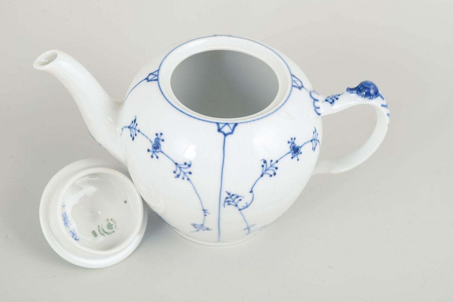 Royal Copenhagen. Blue Fluted Plain theepot in porselein, eind 20e eeuw. photo 299.0