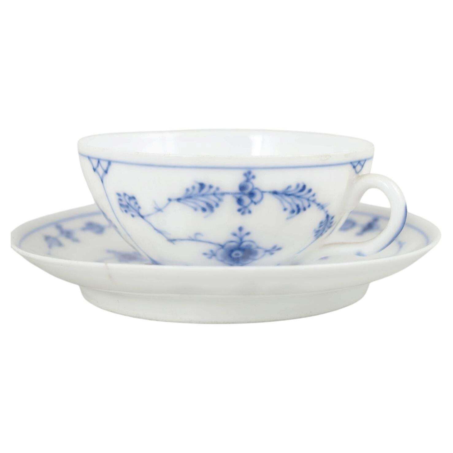 Royal Copenhagen. Tasse à moka d'époque Blue Fluted Plain avec soucoupe, années 1890.