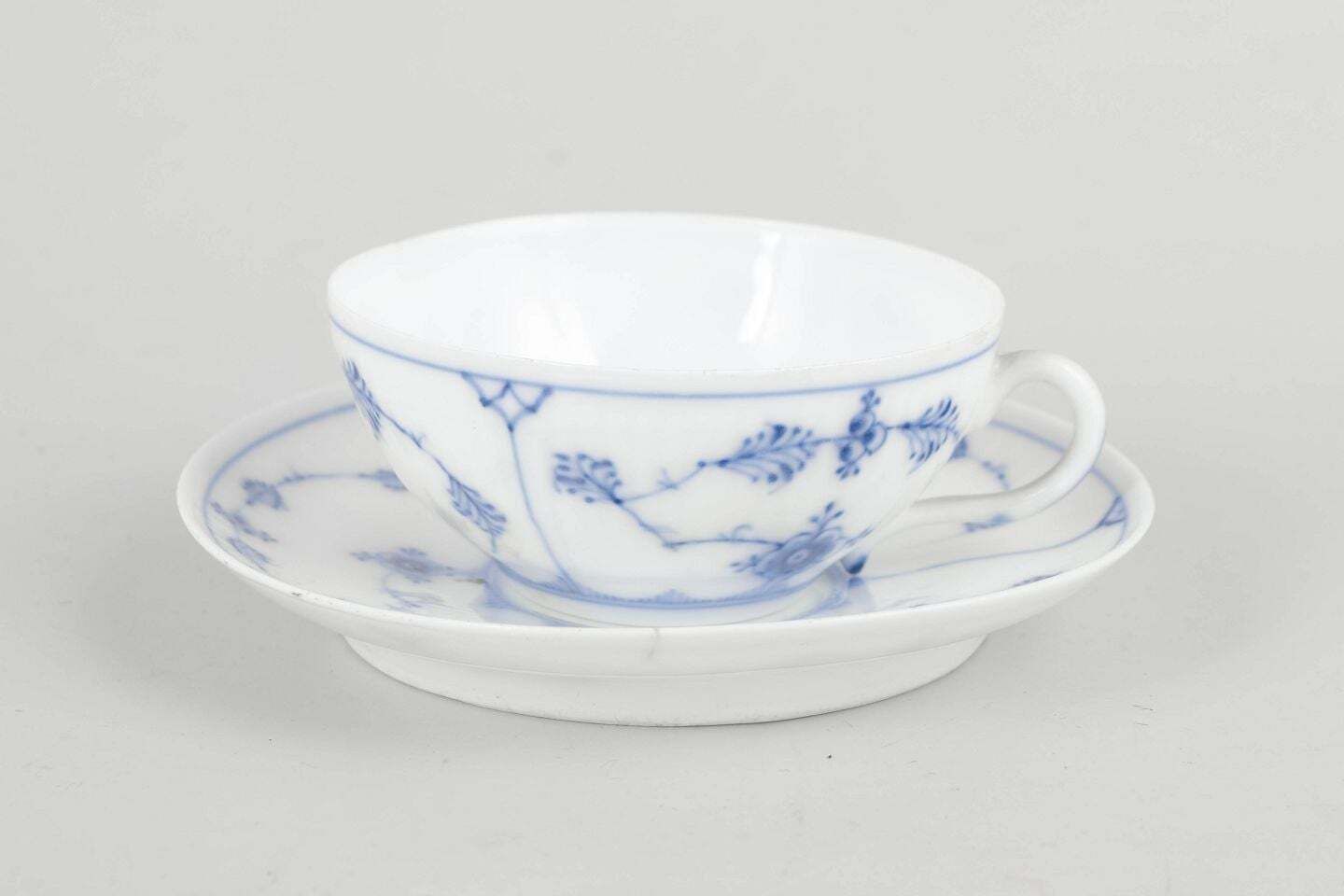 Royal Copenhagen. Tasse à moka d'époque Blue Fluted Plain avec soucoupe, années 1890. photo furniture