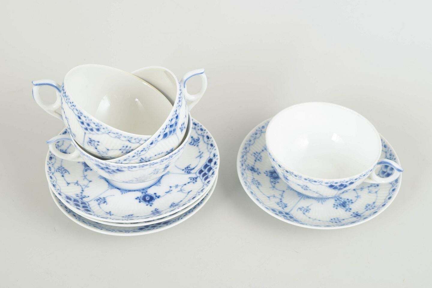 Royal Copenhagen. Service de 4 tasses à thé avec soucoupes. Motif Blue Fluted Half Lace. photo furniture