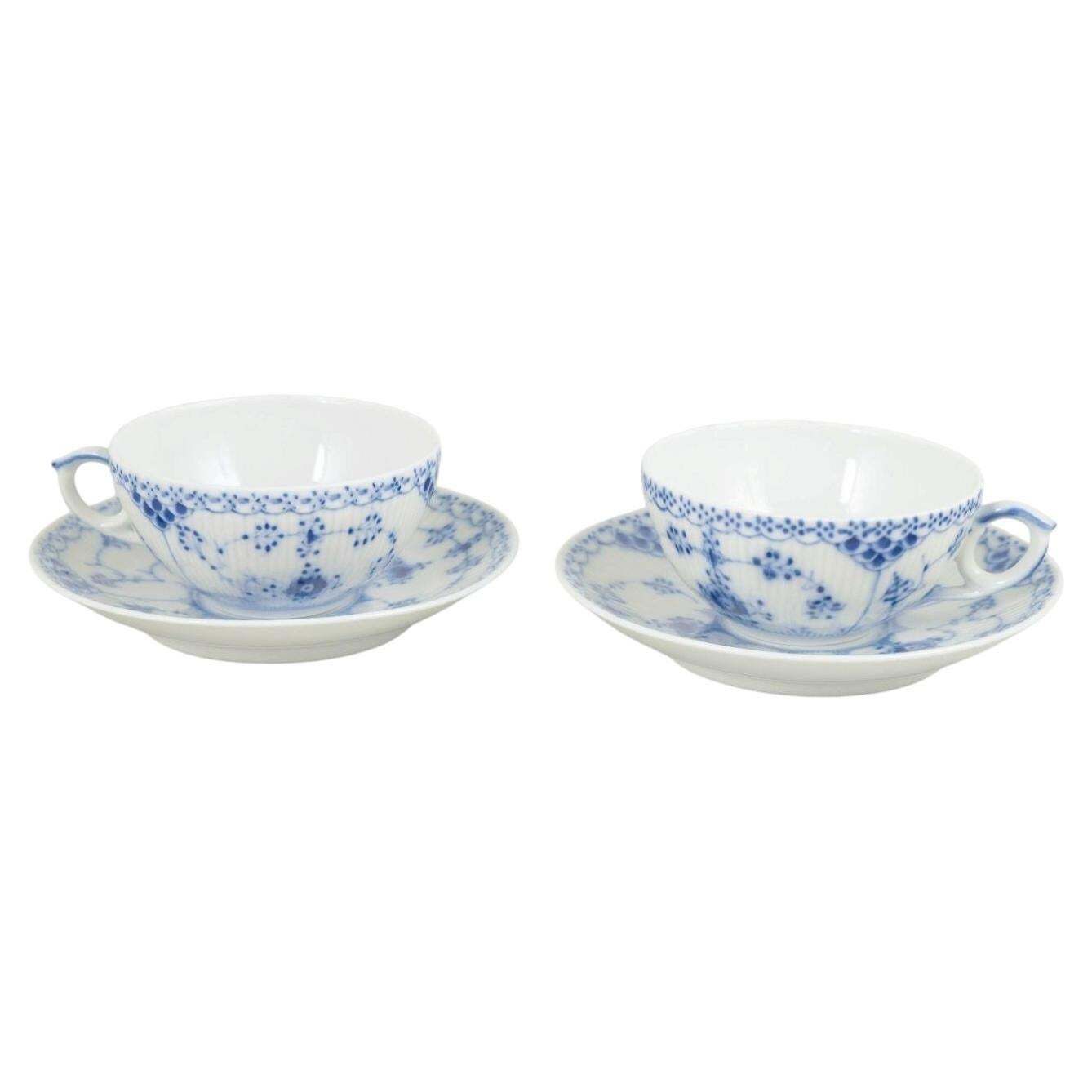 Royal Copenhagen. Blue Fluted Half Lace, deux tasses à thé avec soucoupes, années 1980.