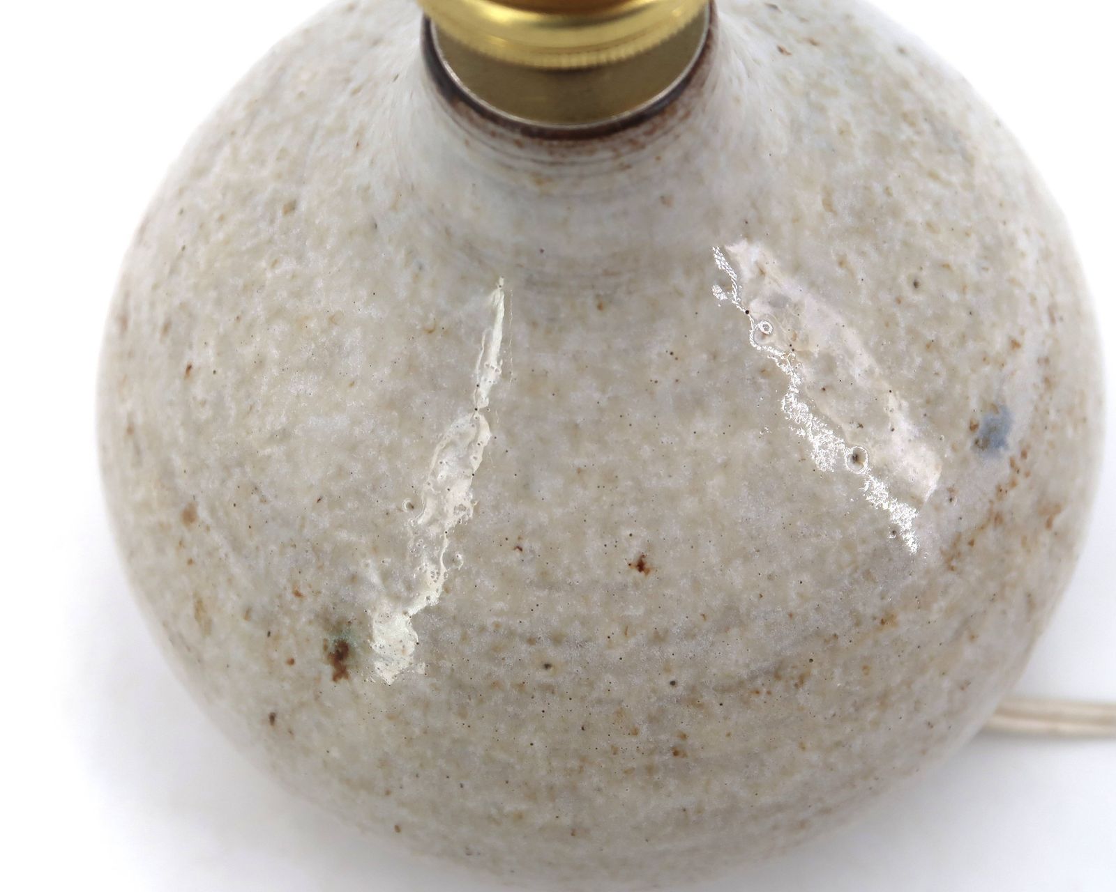 Grijsbeige stoneware pottenbakkerslamp, gesigneerd, handgemaakt aardewerk ca. jaren 1970. photo Verlichting