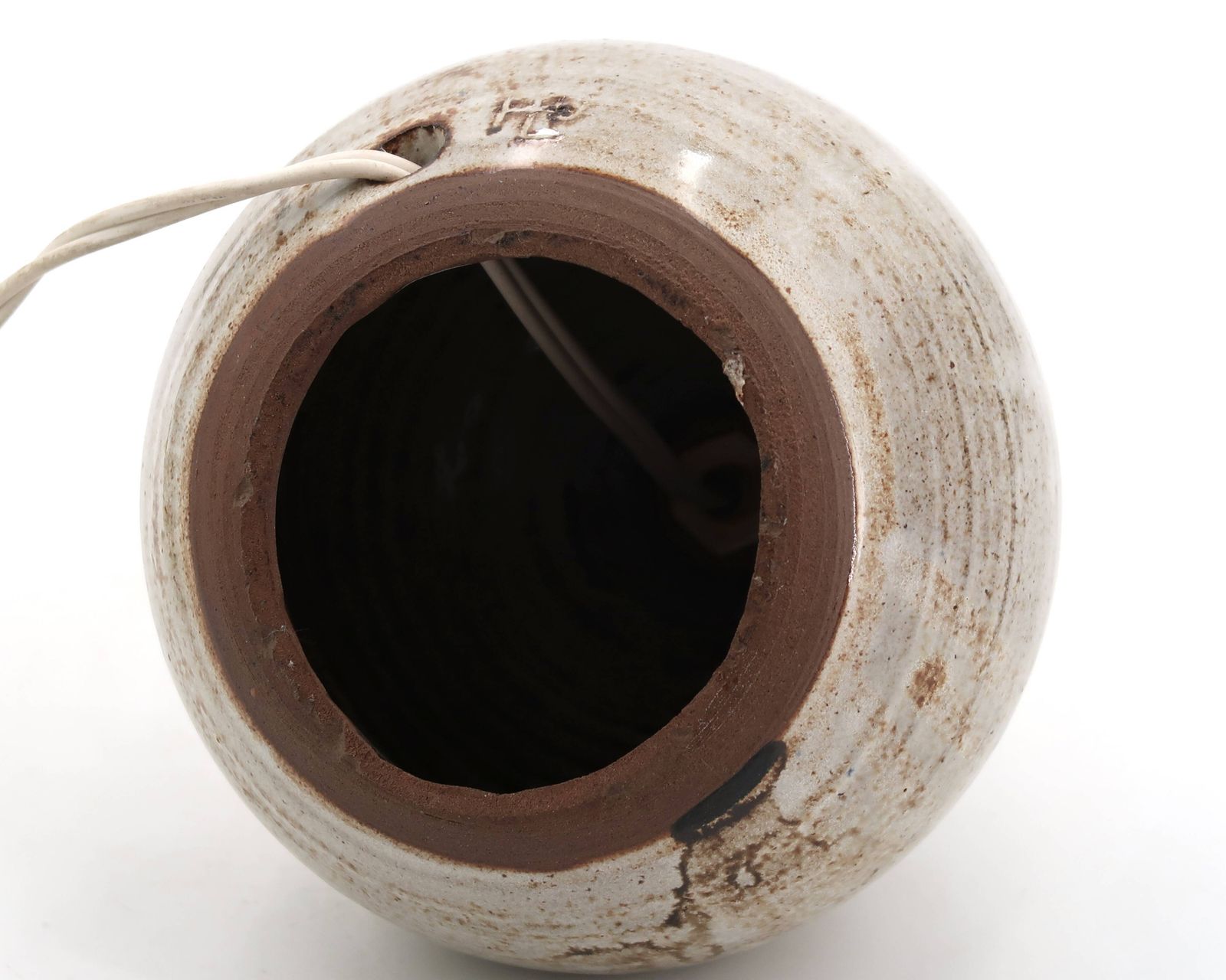 Grijsbeige stoneware pottenbakkerslamp, gesigneerd, handgemaakt aardewerk ca. jaren 1970. photo 246.0