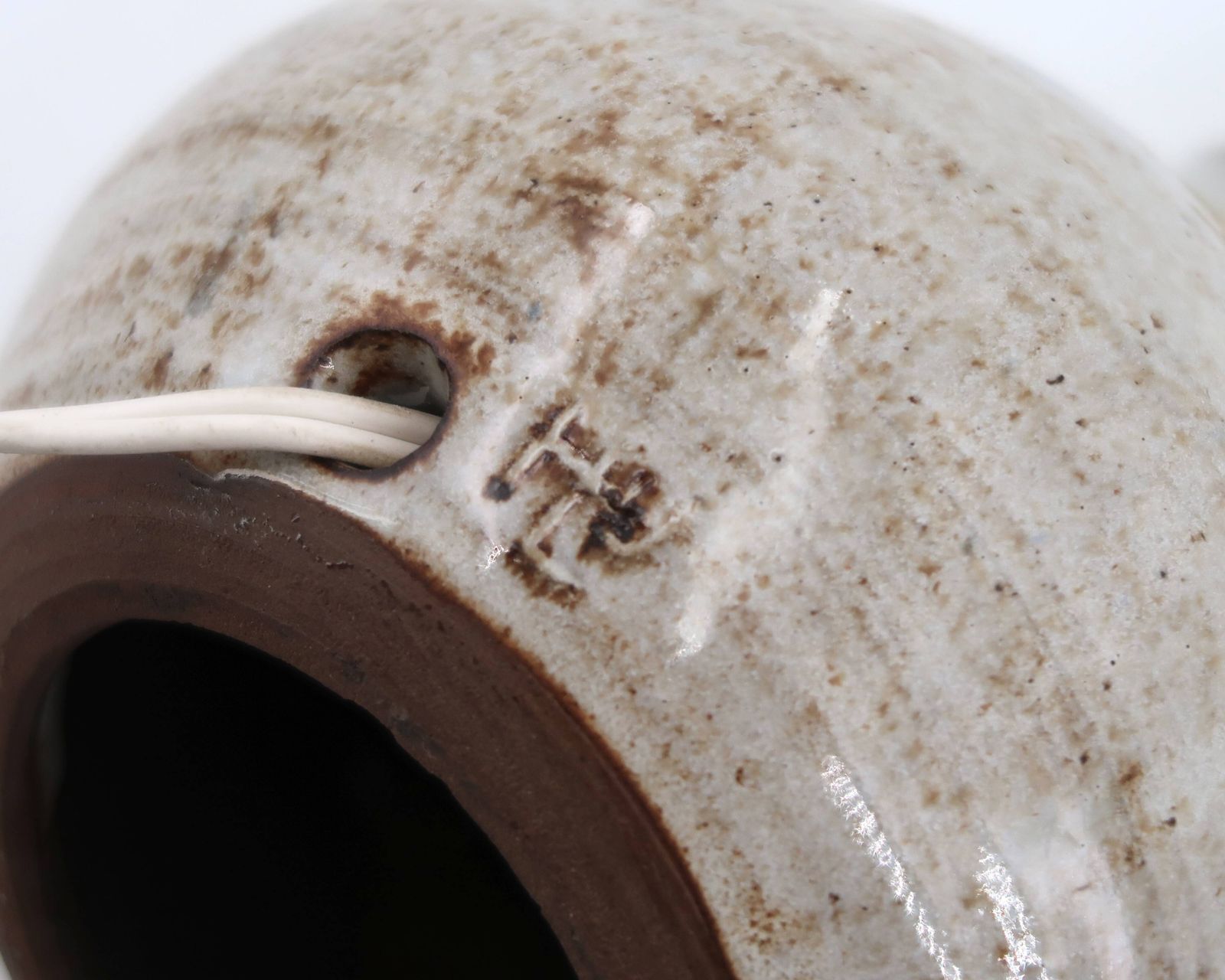 Grijsbeige stoneware pottenbakkerslamp, gesigneerd, handgemaakt aardewerk ca. jaren 1970. photo vinterior