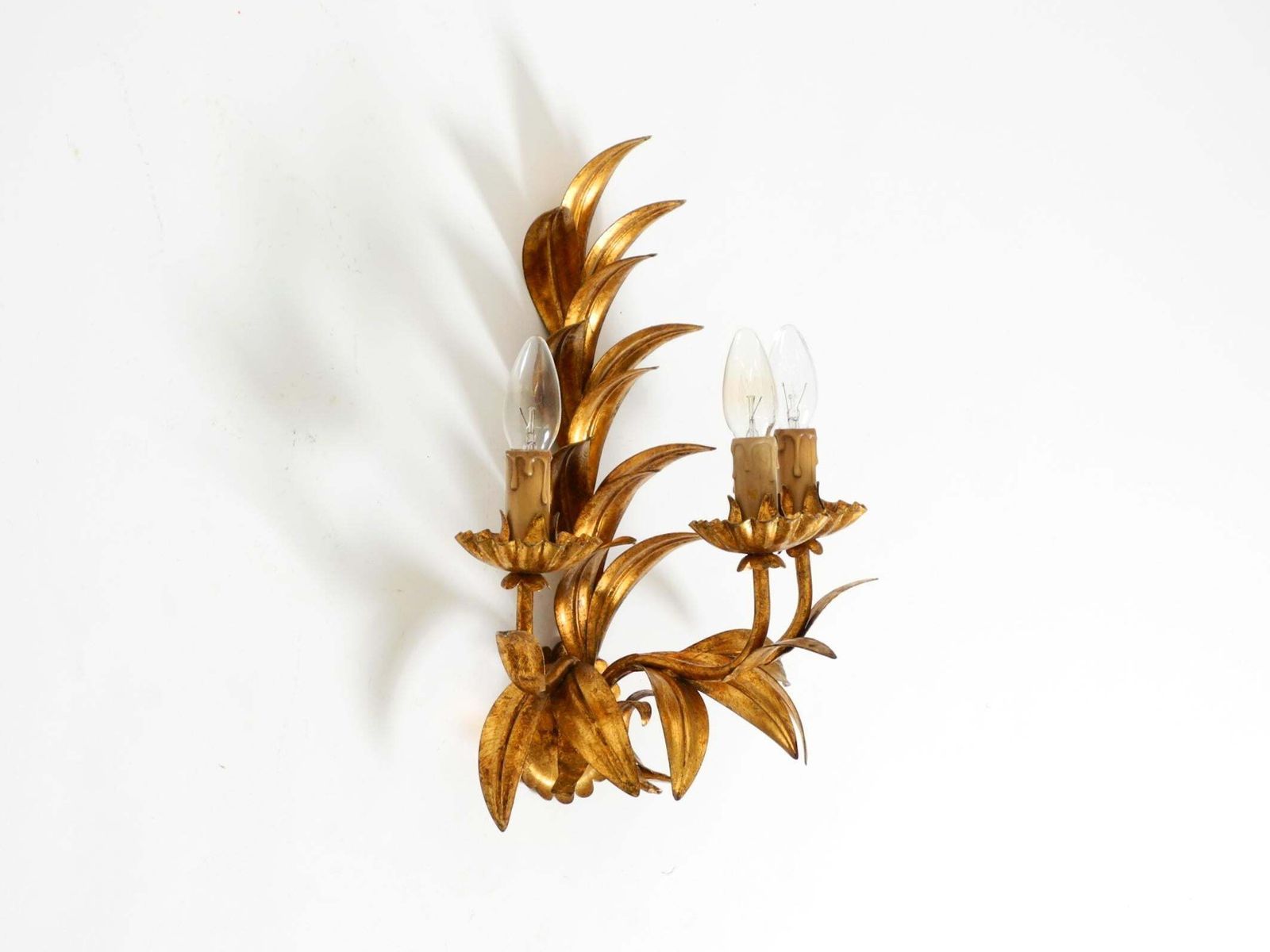 Grote Italiaanse Florentijnse Vergulde Metalen Wandlamp Met 3 Fittingen, jaren 1960 photo furniture