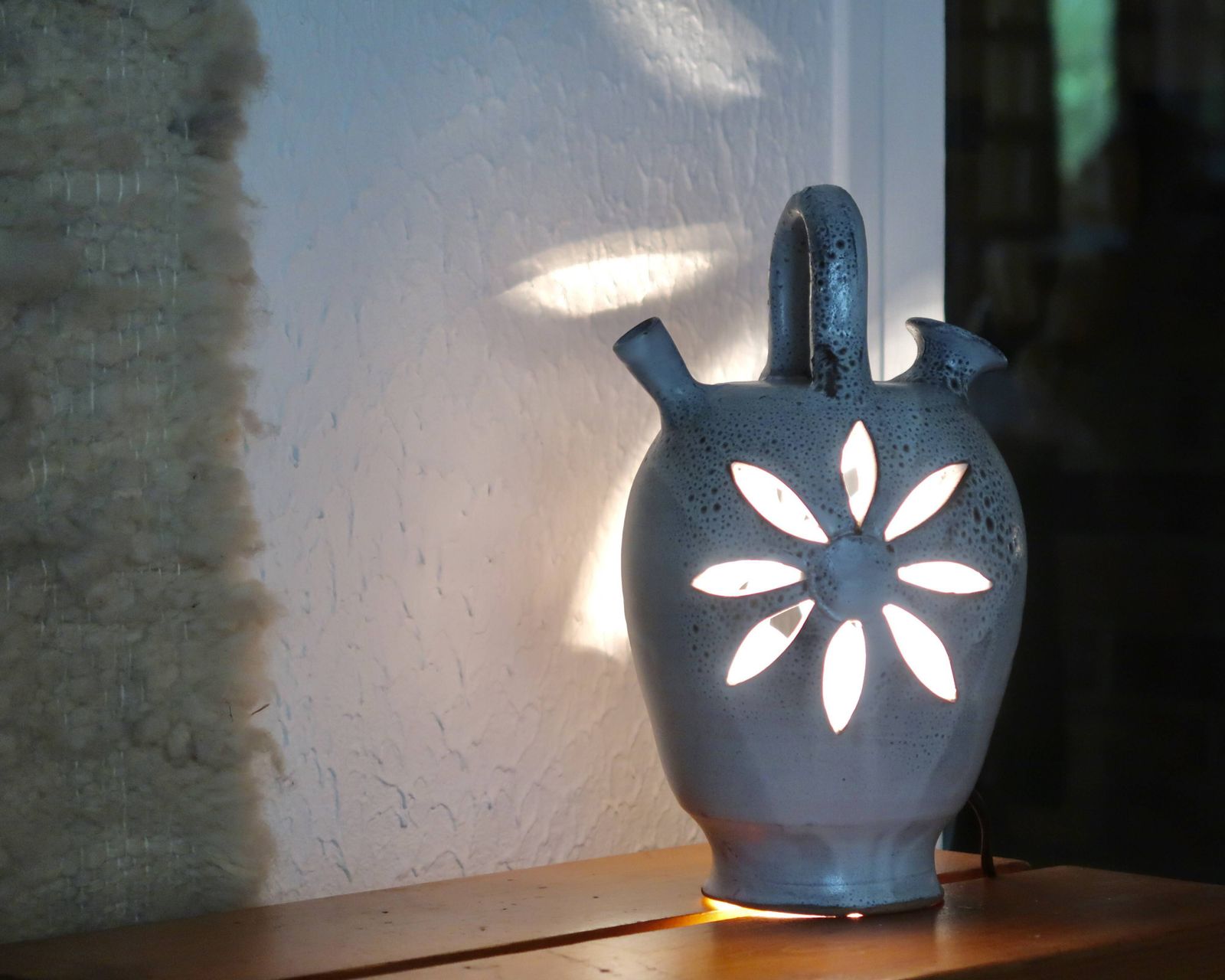Keramische lamp uit Vallauris met uitgesneden bloem, jaren 1960 photo for sale