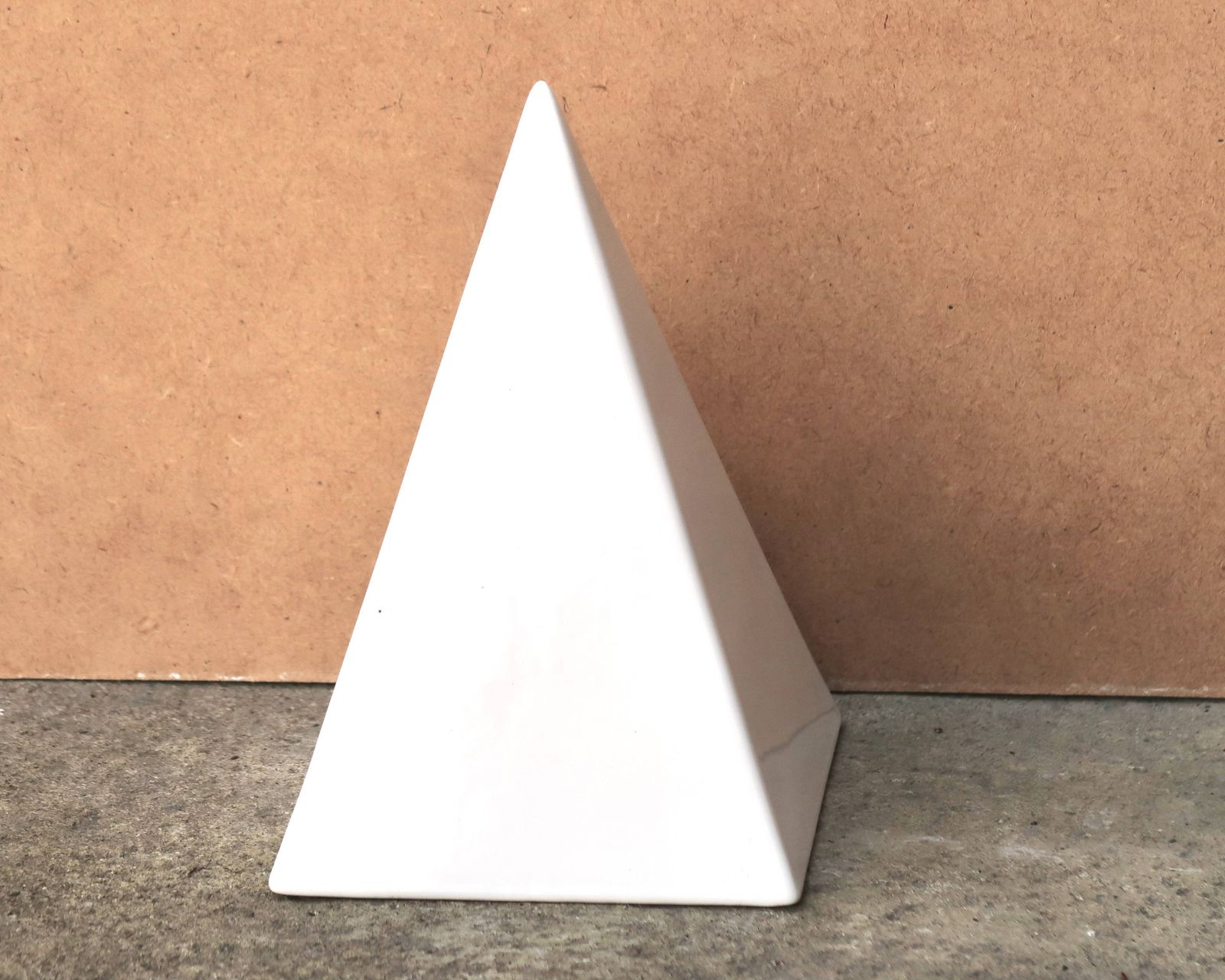 Minimalistisch wit keramisch piramidesculptuur, jaren 1970. photo furniture