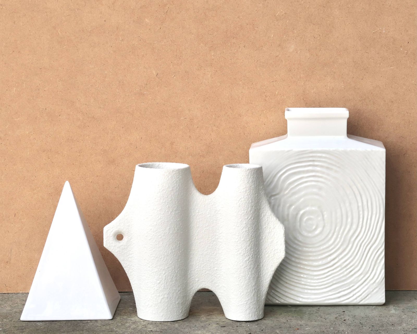 Minimalistisch wit keramisch piramidesculptuur, jaren 1970. photo Kunst
