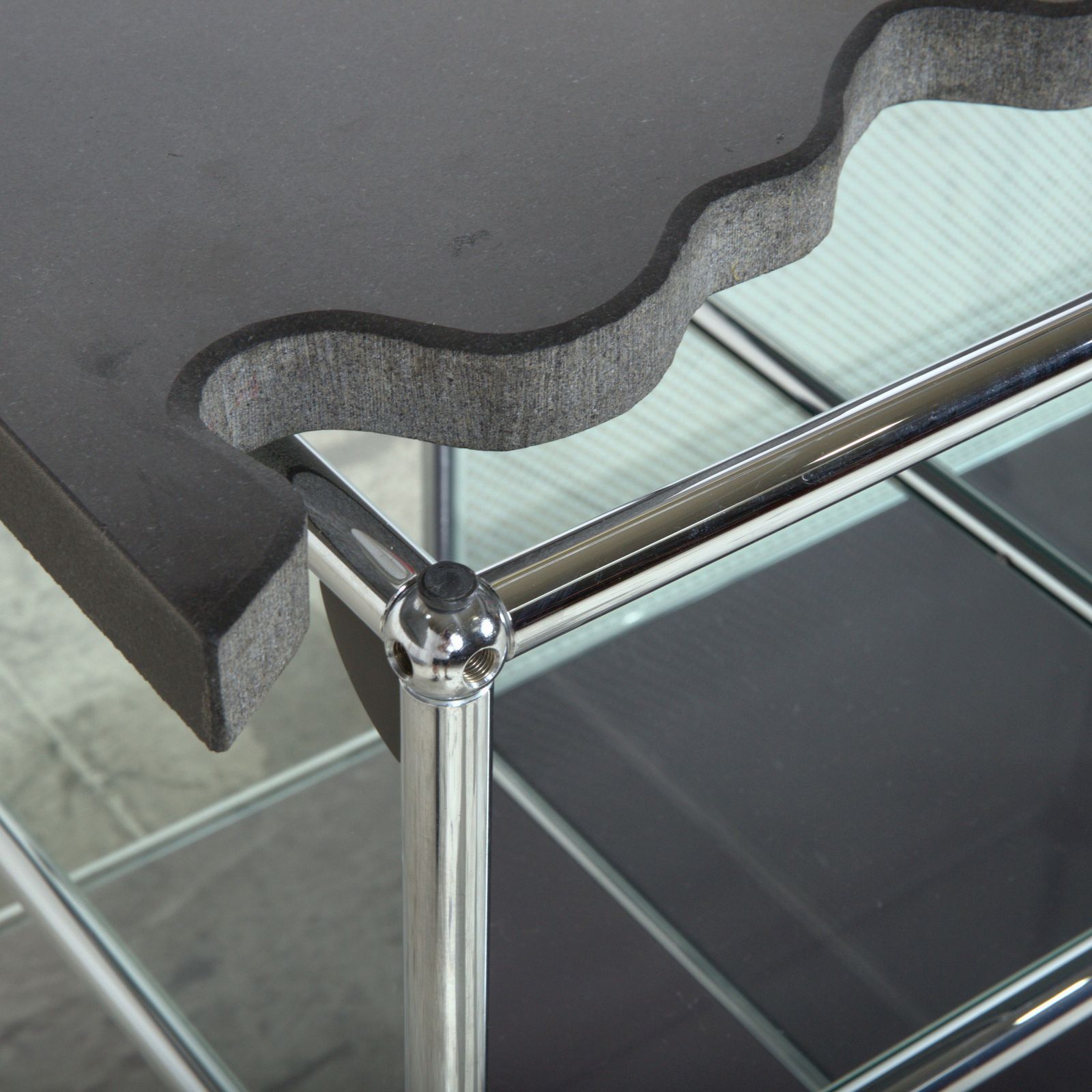 Buffet USM Haller noir, plateau en granit sur mesure photo vinterior