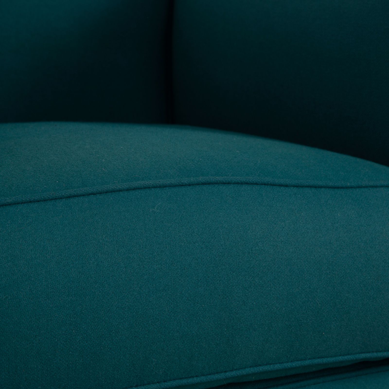 Fauteuil Cassina Le Corbusier LC 2 en tissu bleu pétrole, Bauhaus photo vinterior
