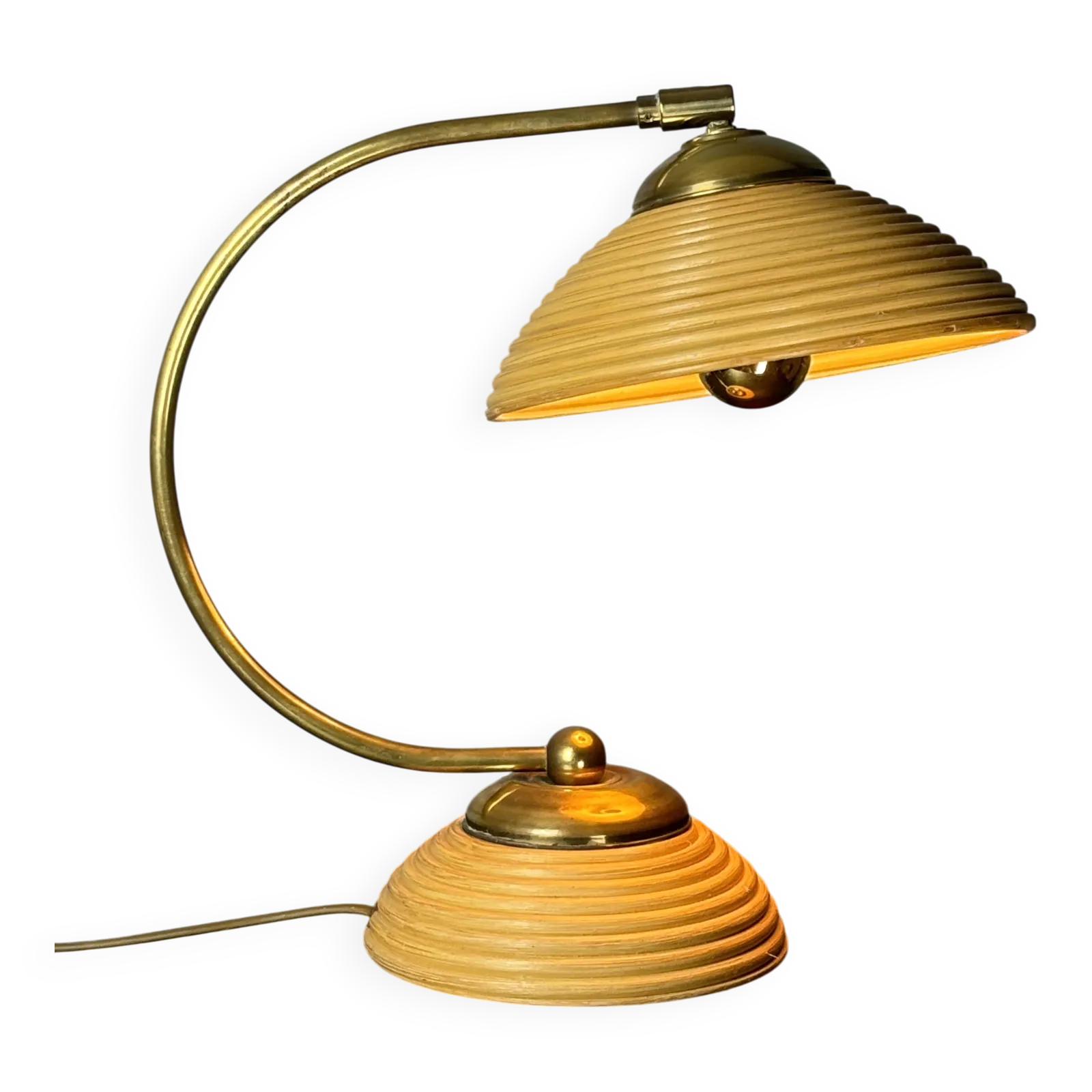 Lampe de table mid-century en rotin jonc de crayon et laiton, Italie, années 1970