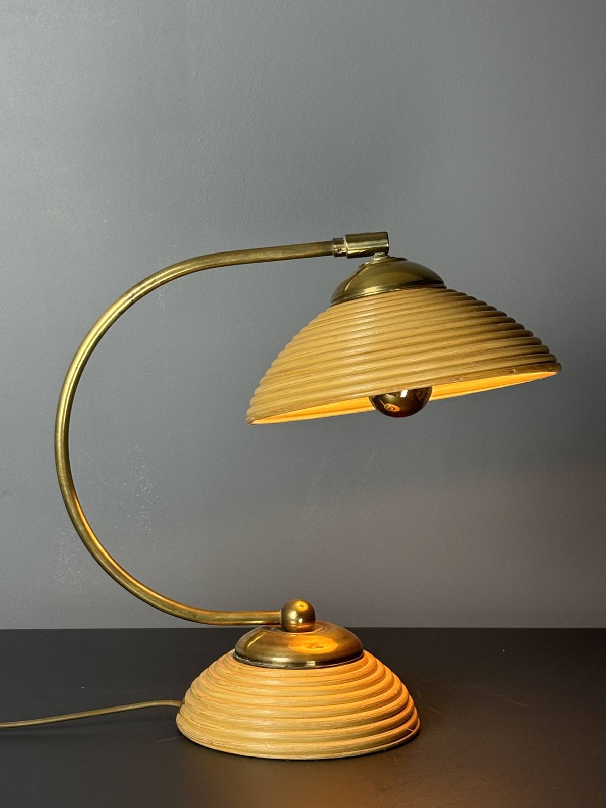 photo for sale Lampe de table mid-century en rotin jonc de crayon et laiton, Italie, années 1970