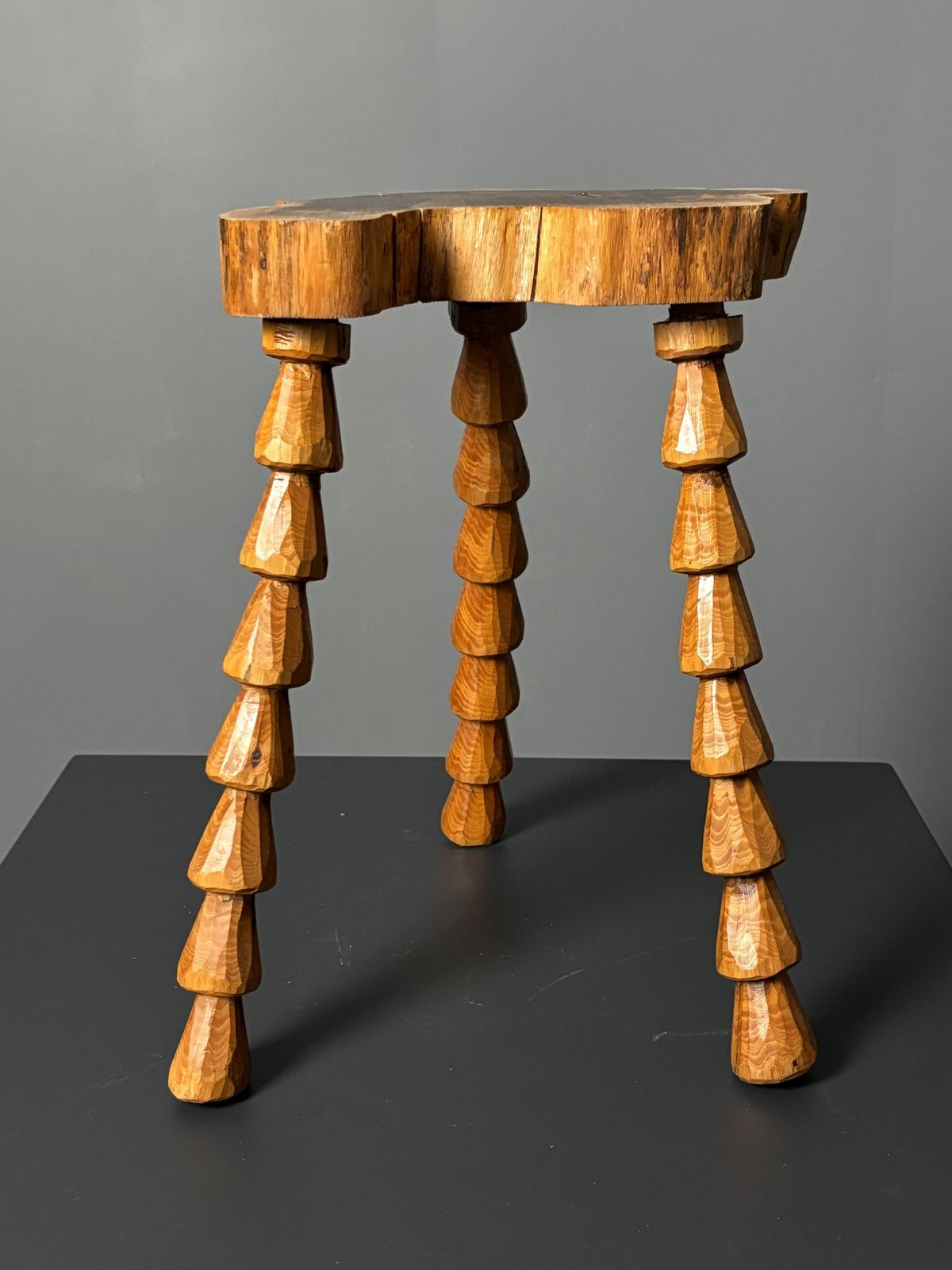 Tabouret tripode mid-century brutaliste artisanal en bois tourné, vers 1960 photo for sale