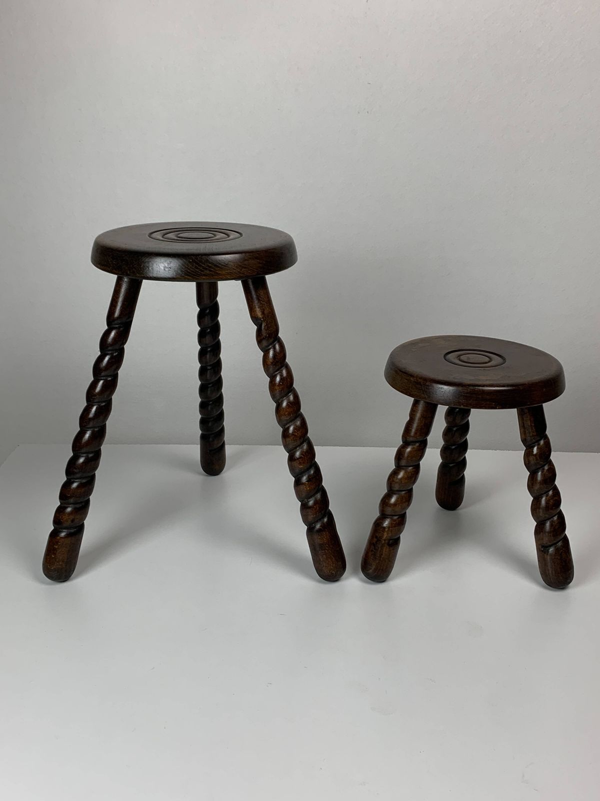 Paire de tabourets à pieds tournés en bois, style brutaliste mid-century, vers 1950 photo furniture