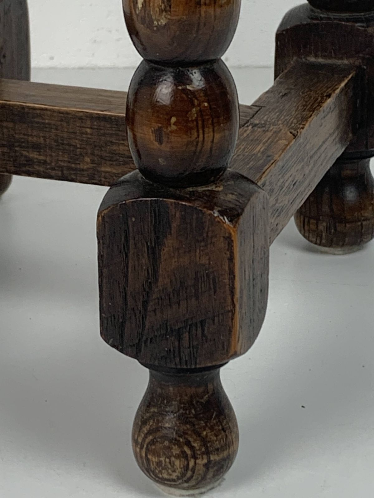 Table d'appoint mid-century en chêne sculpté, pieds tournés, motif lotus, années 1950 photo vintage