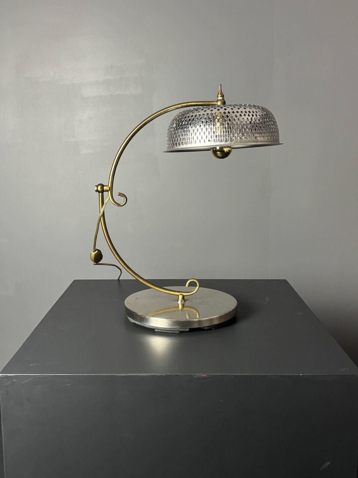 Lampe de table sculptural mid-century à hauteur réglable, abat-jour perforé, années 1960 photo for sale