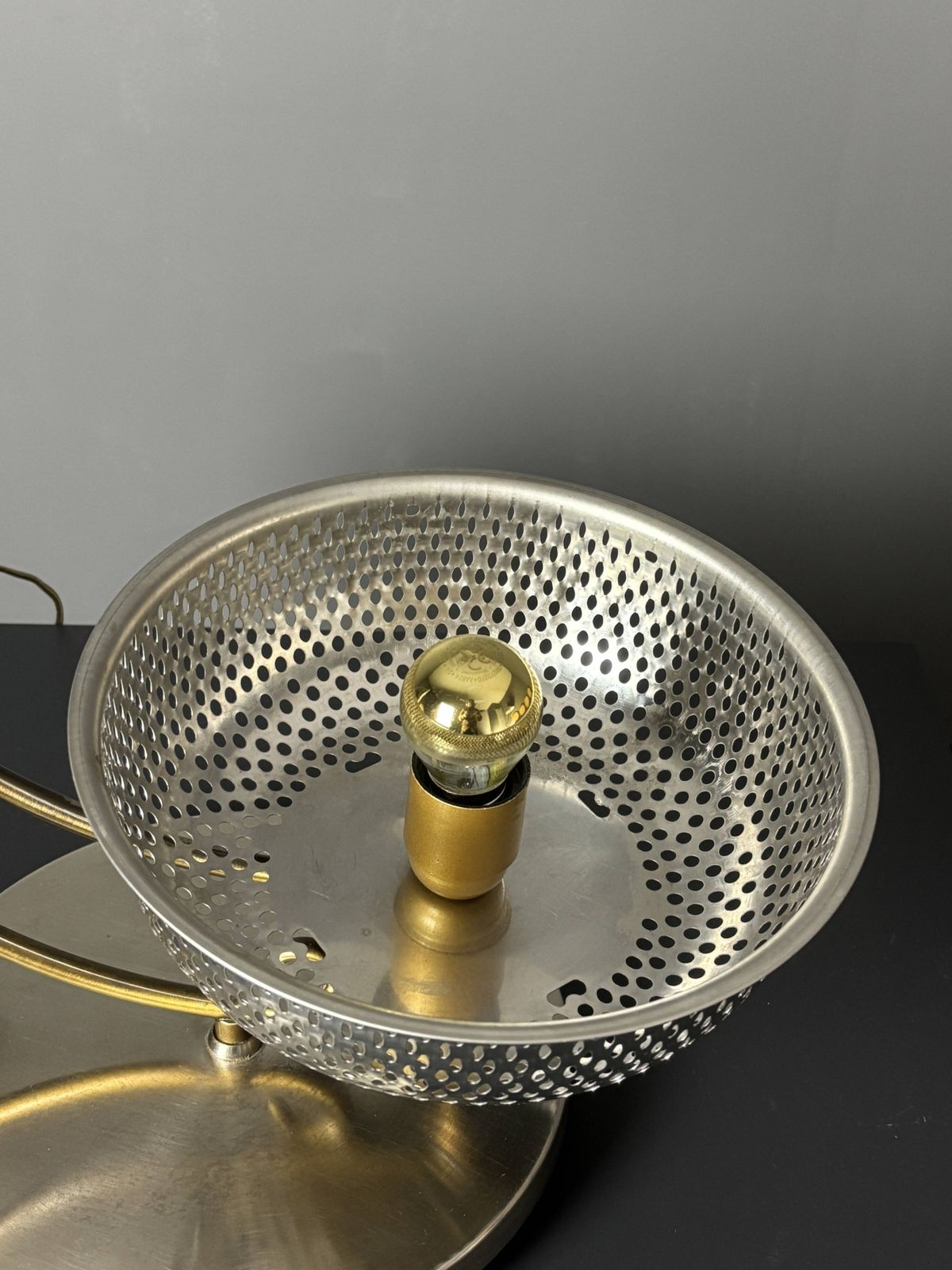 photo furniture Lampe de table sculptural mid-century à hauteur réglable, abat-jour perforé, années 1960
