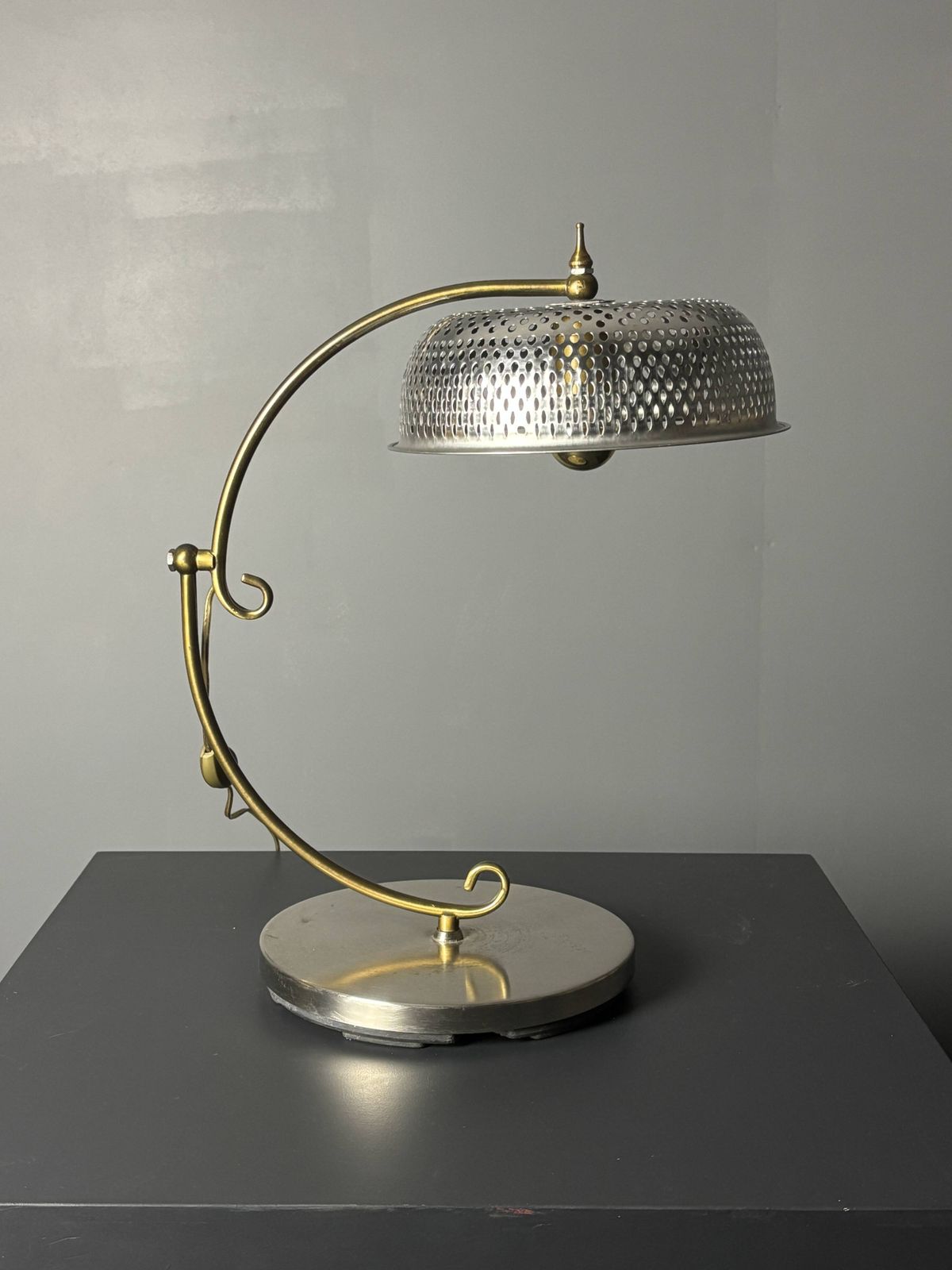 photo vintage Lampe de table sculptural mid-century à hauteur réglable, abat-jour perforé, années 1960
