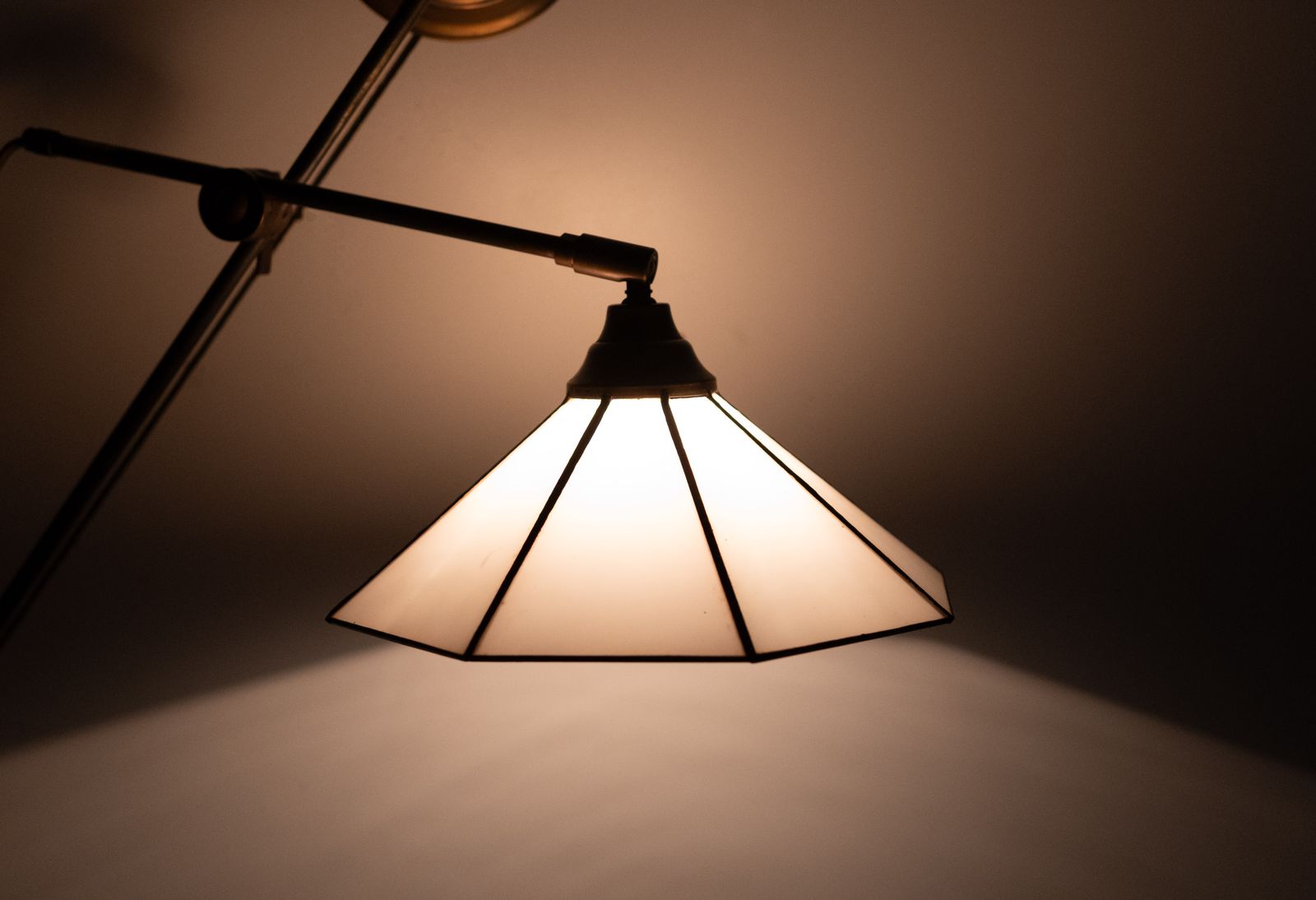 Verstelbare messing wandlamp in Tiffany-stijl, ca. jaren 1960 photo vintage
