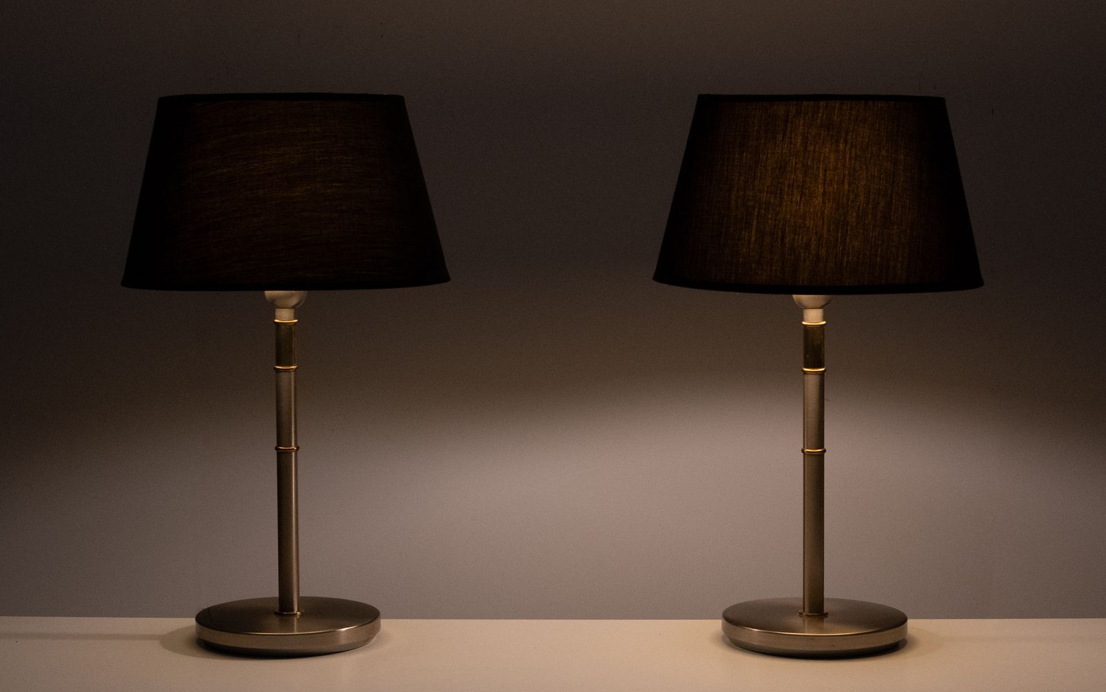photo furniture Tweekleurige tafellampen, messing en aluminium, jaren 1980, Duitsland