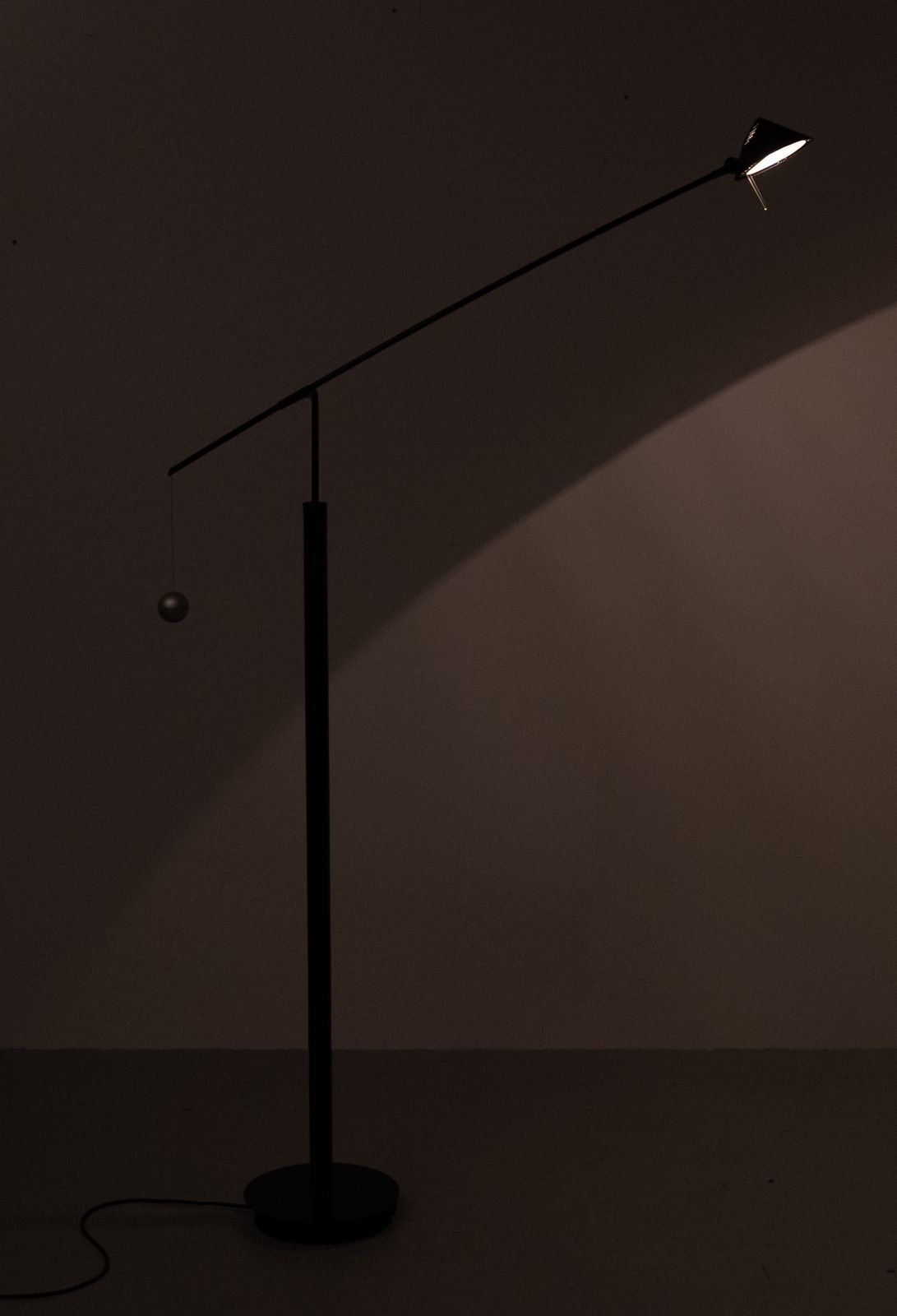 photo vinterior Vloerlamp Artemide Nestore Terra door Carlo Forcolini jaren 1980 Italië