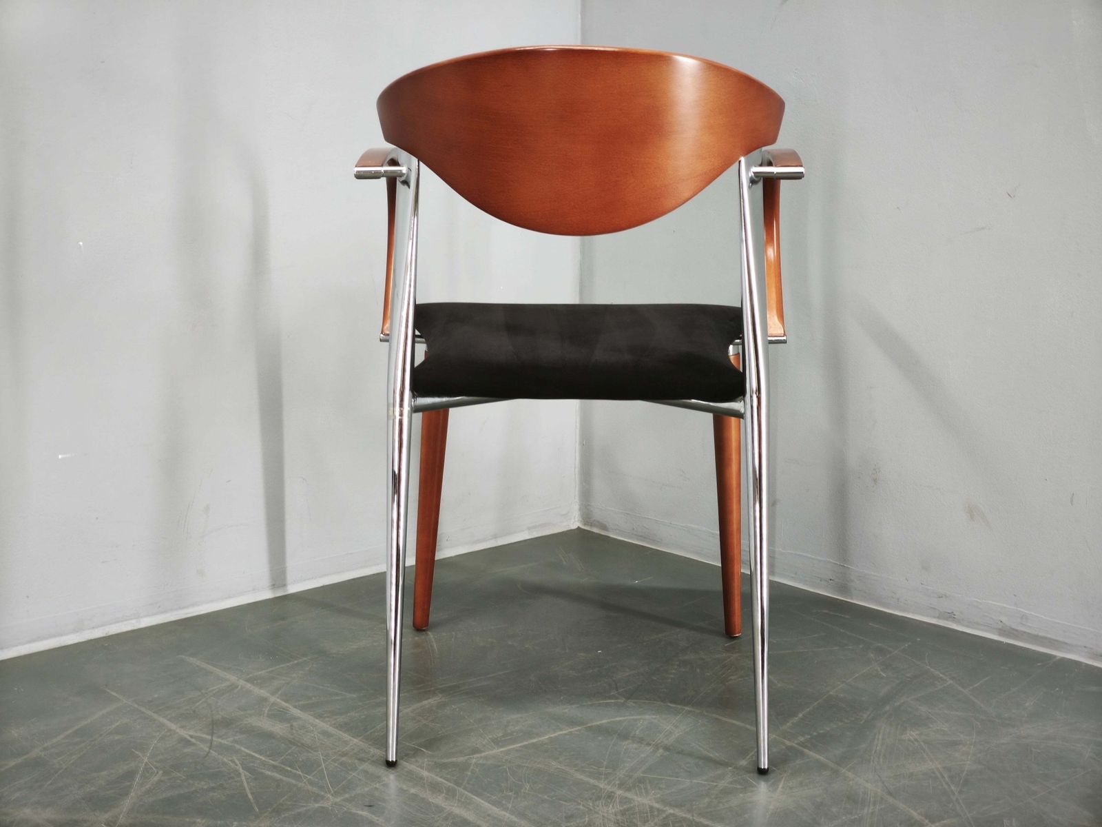 Paco Capdell set van acht Spaanse eetkamerstoelen in chroom, hout en fluweel photo Meubels