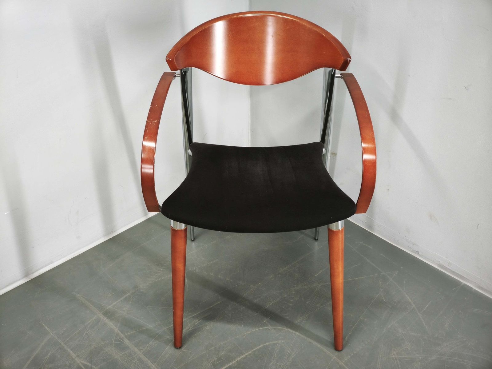 Paco Capdell set van acht Spaanse eetkamerstoelen in chroom, hout en fluweel photo vinterior