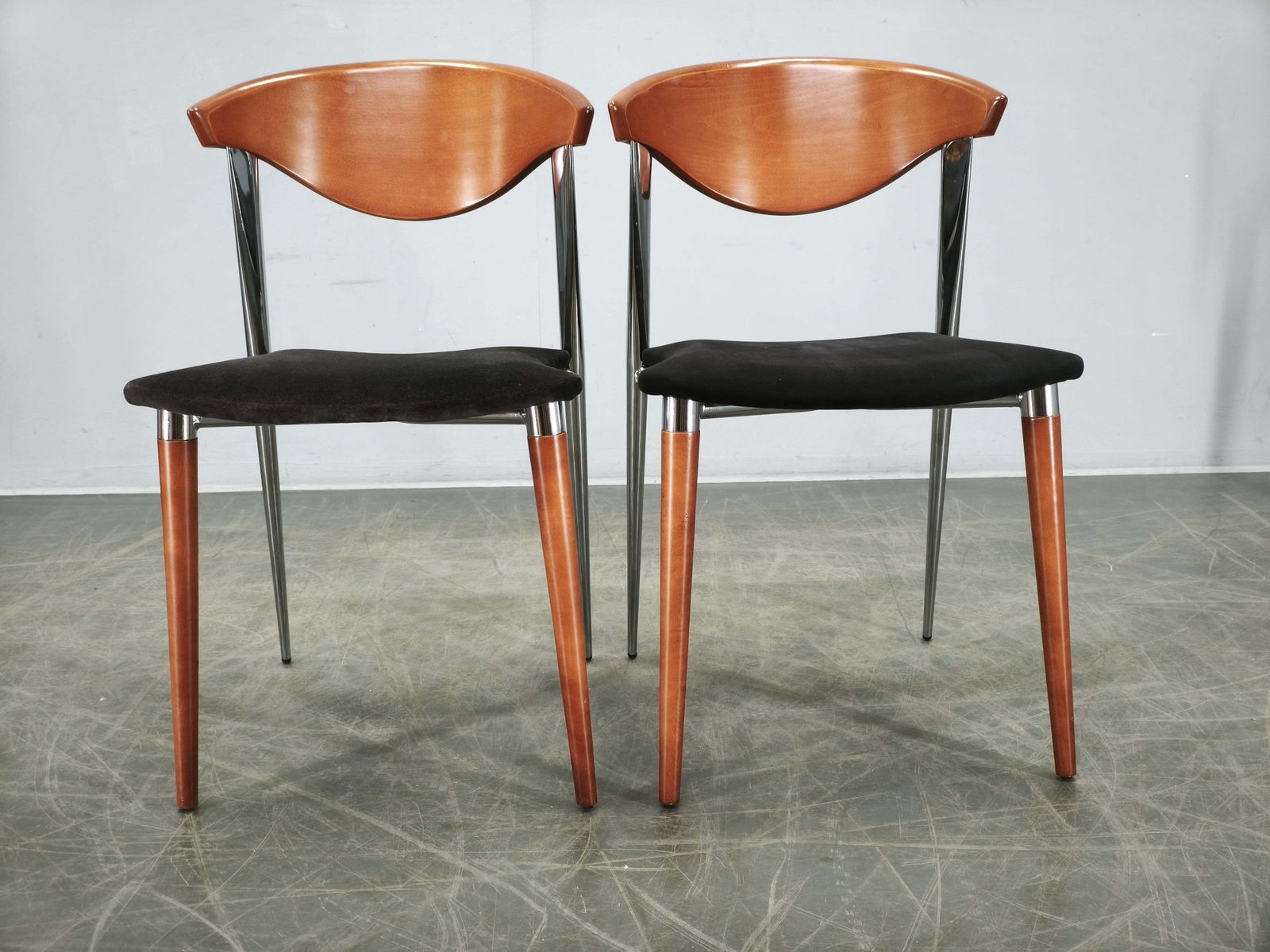 Meubels Paco Capdell set van acht Spaanse eetkamerstoelen in chroom, hout en fluweel photo