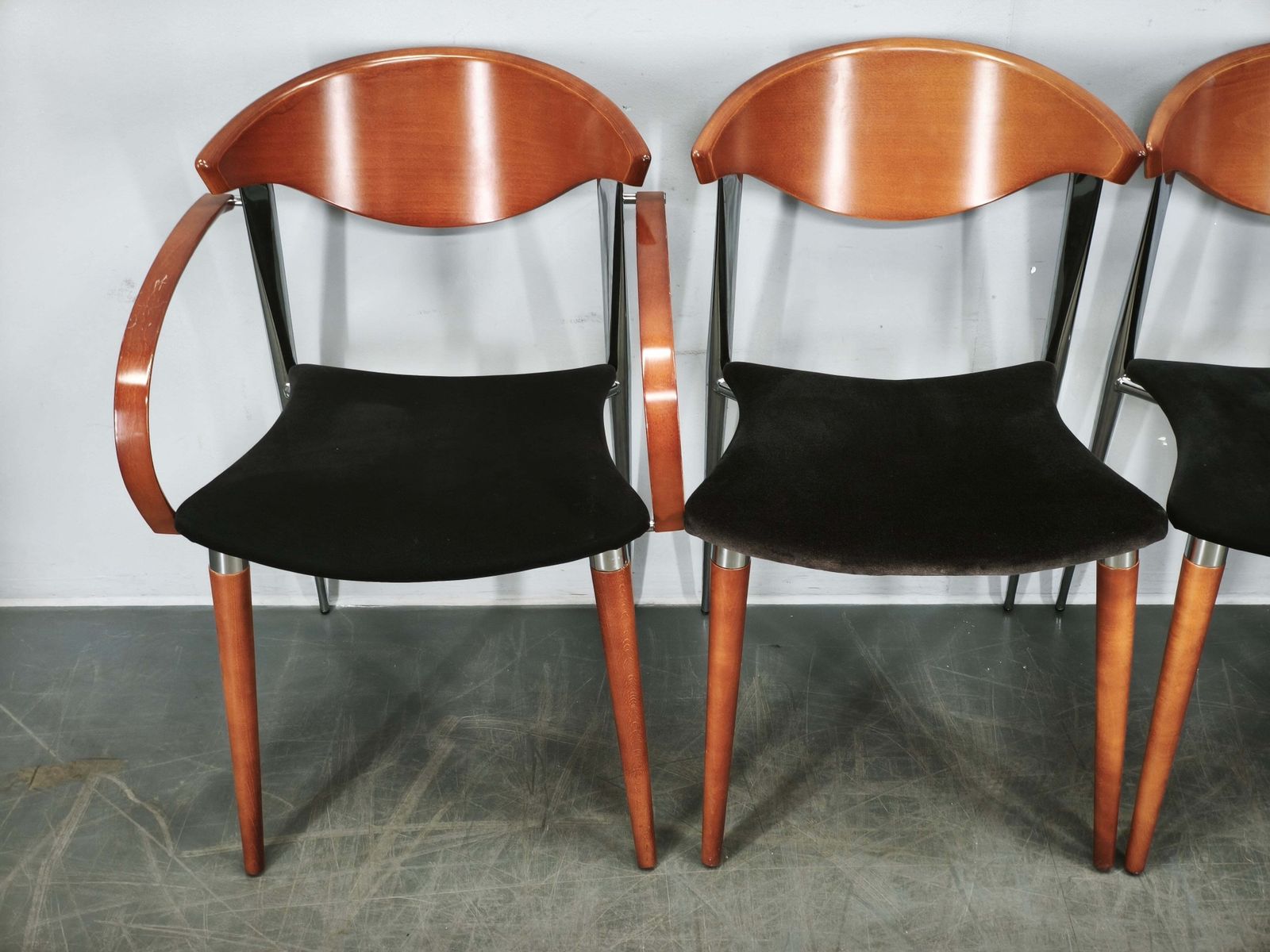 photo buy Paco Capdell set van acht Spaanse eetkamerstoelen in chroom, hout en fluweel