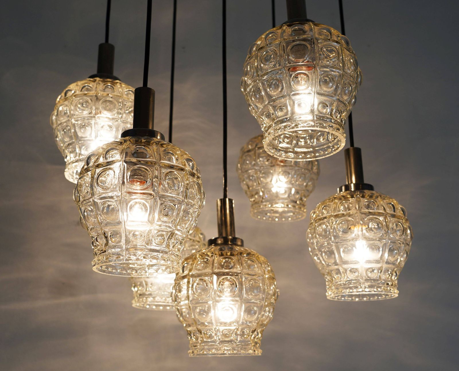 Verlichting Cascade hanglamp, 7 kappen, bubbeltjesglas en chroom, jaren 1960/70 photo