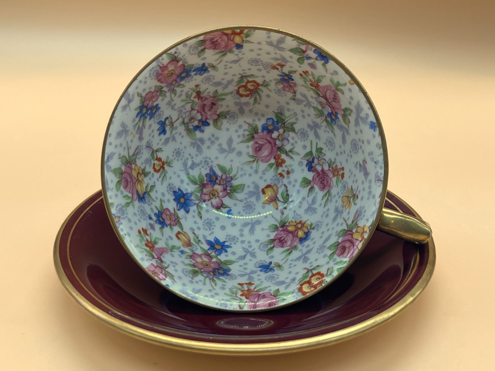 photo furniture Royal Winton Pottery Eleanor Chintz Best Gold Footed Wide Mouth Tea Cup & Saucer Duo. Ca. jaren 1930.