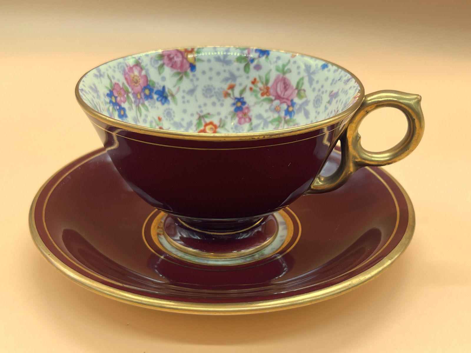 Woonaccessoires Royal Winton Pottery Eleanor Chintz Best Gold Footed Wide Mouth Tea Cup & Saucer Duo. Ca. jaren 1930. photo