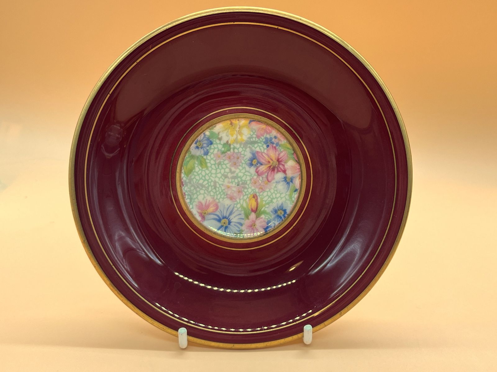 Royal Winton Pottery Marion Chintz Best Gold, tasse à thé à pied et large ouverture avec soucoupe, vers 1930. photo furniture