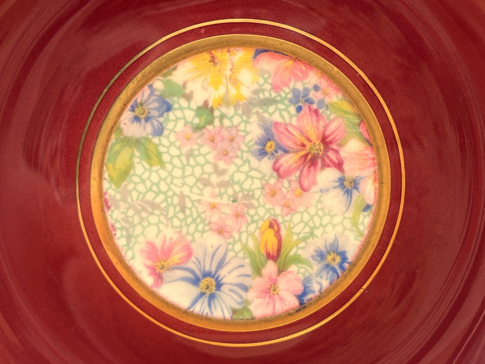 Royal Winton Pottery Marion Chintz Best Gold, tasse à thé à pied et large ouverture avec soucoupe, vers 1930. photo for sale