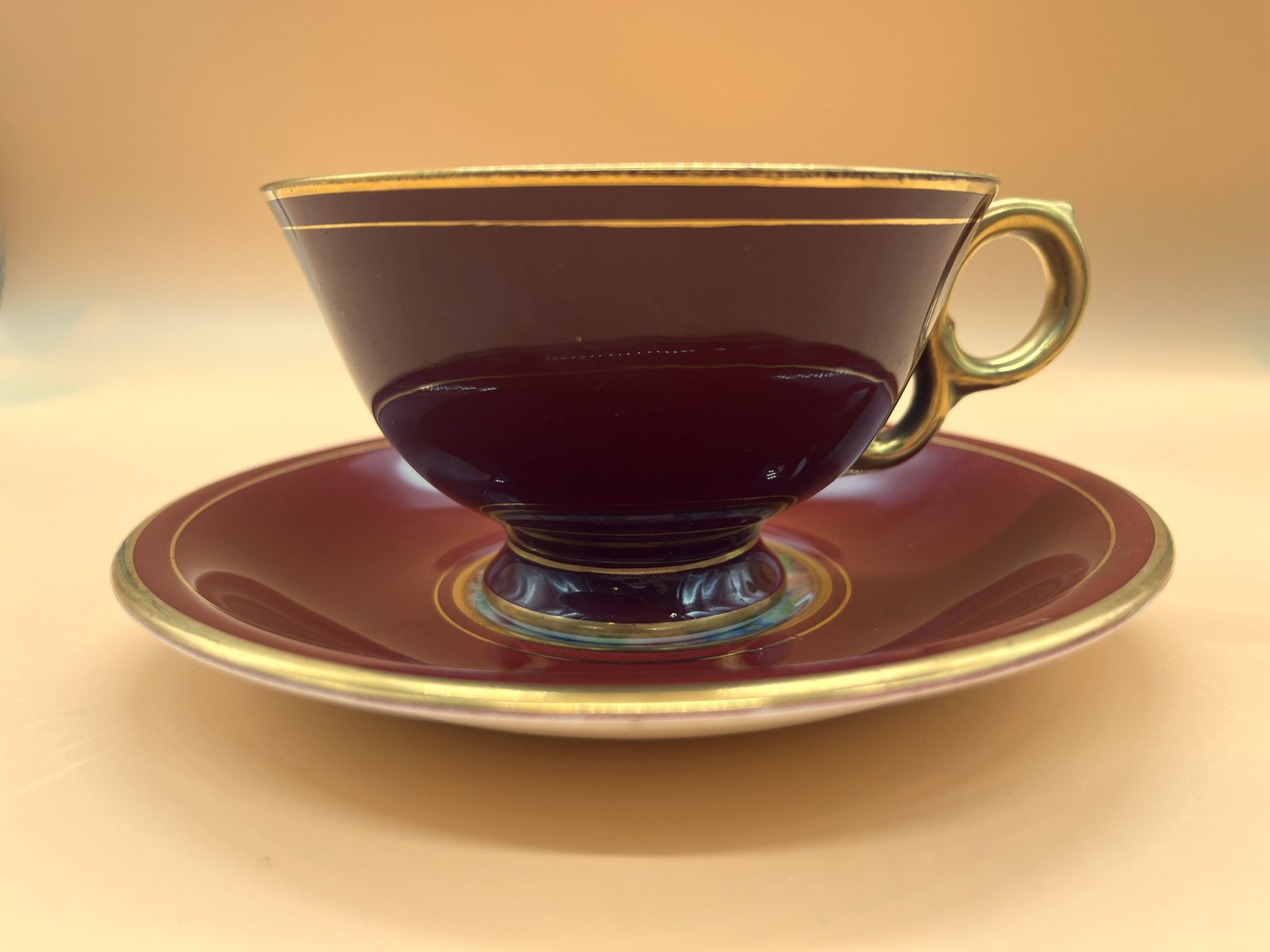 photo furniture Royal Winton Pottery Marion Chintz Best Gold, tasse à thé à pied et large ouverture avec soucoupe, vers 1930.
