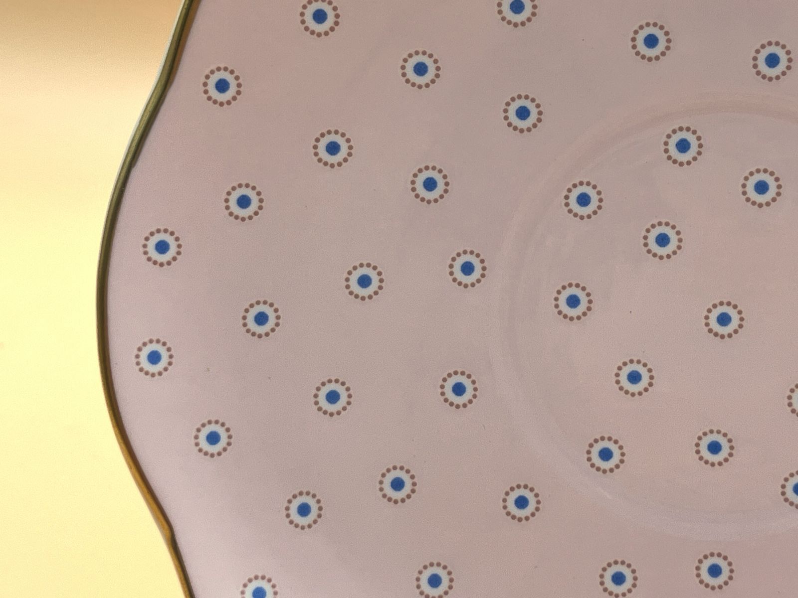 Wedgwood China The Harlequin Collection Pink Polka Dot Design theekop en schotel. photo Woonaccessoires