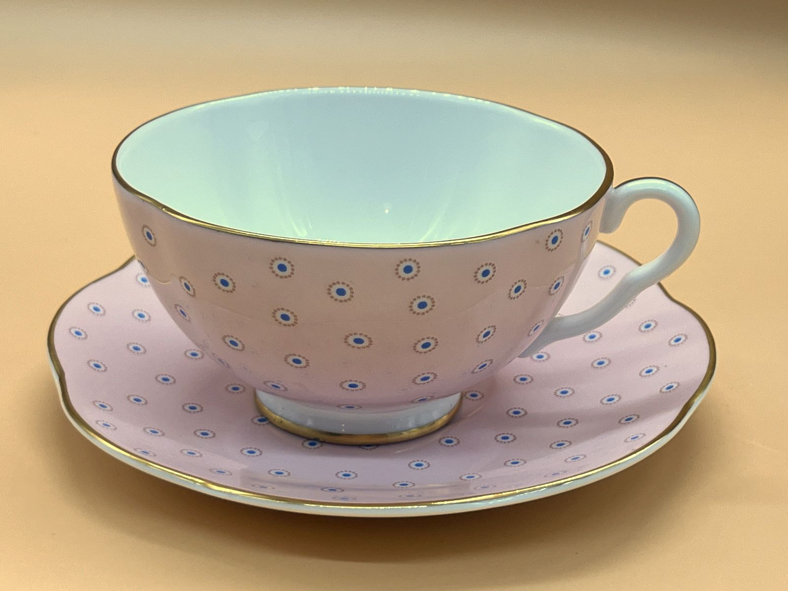 Wedgwood China The Harlequin Collection Pink Polka Dot Design theekop en schotel.