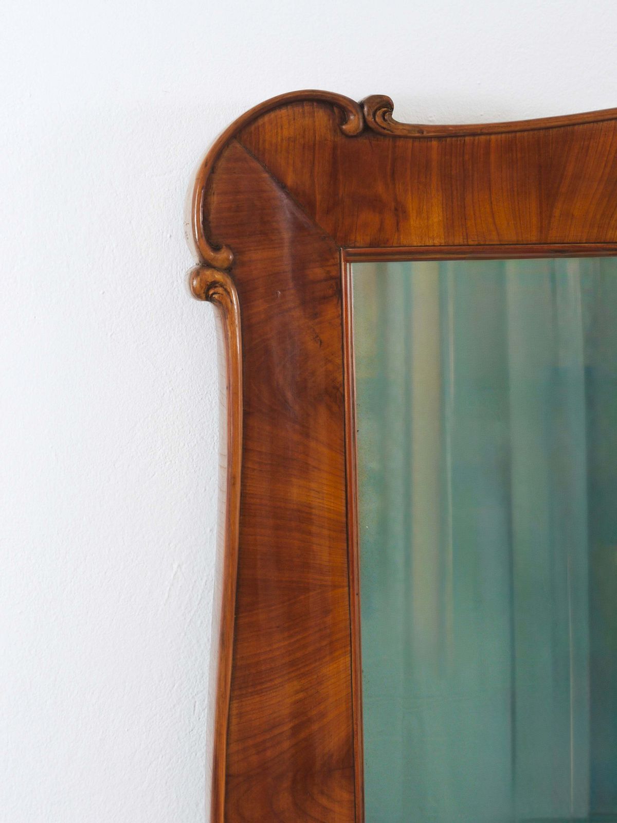 Grote Biedermeier wandspiegel van gesneden en geschulpte kersenhout, Wenen, 1850 - 150 × 99 cm photo vinterior