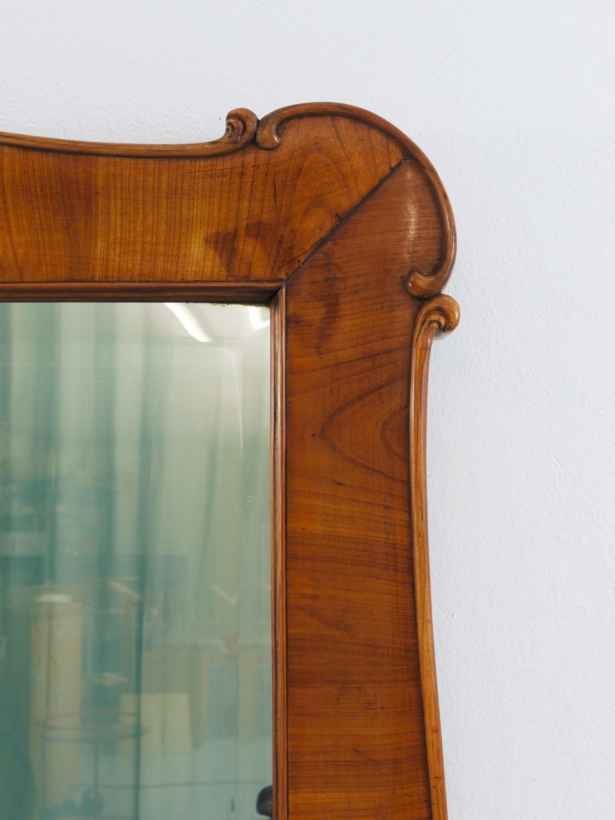 Woonaccessoires Grote Biedermeier wandspiegel van gesneden en geschulpte kersenhout, Wenen, 1850 - 150 × 99 cm photo