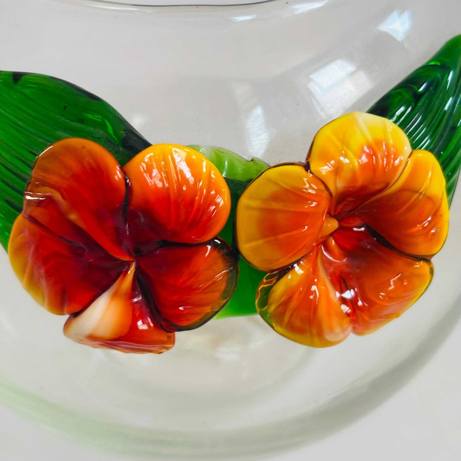 photo furniture Grote jaren 1970 handgeblazen Murano stijl kunstglas bonbonnière en voorraadpot met opgezette 3D bloemen (21 cm)